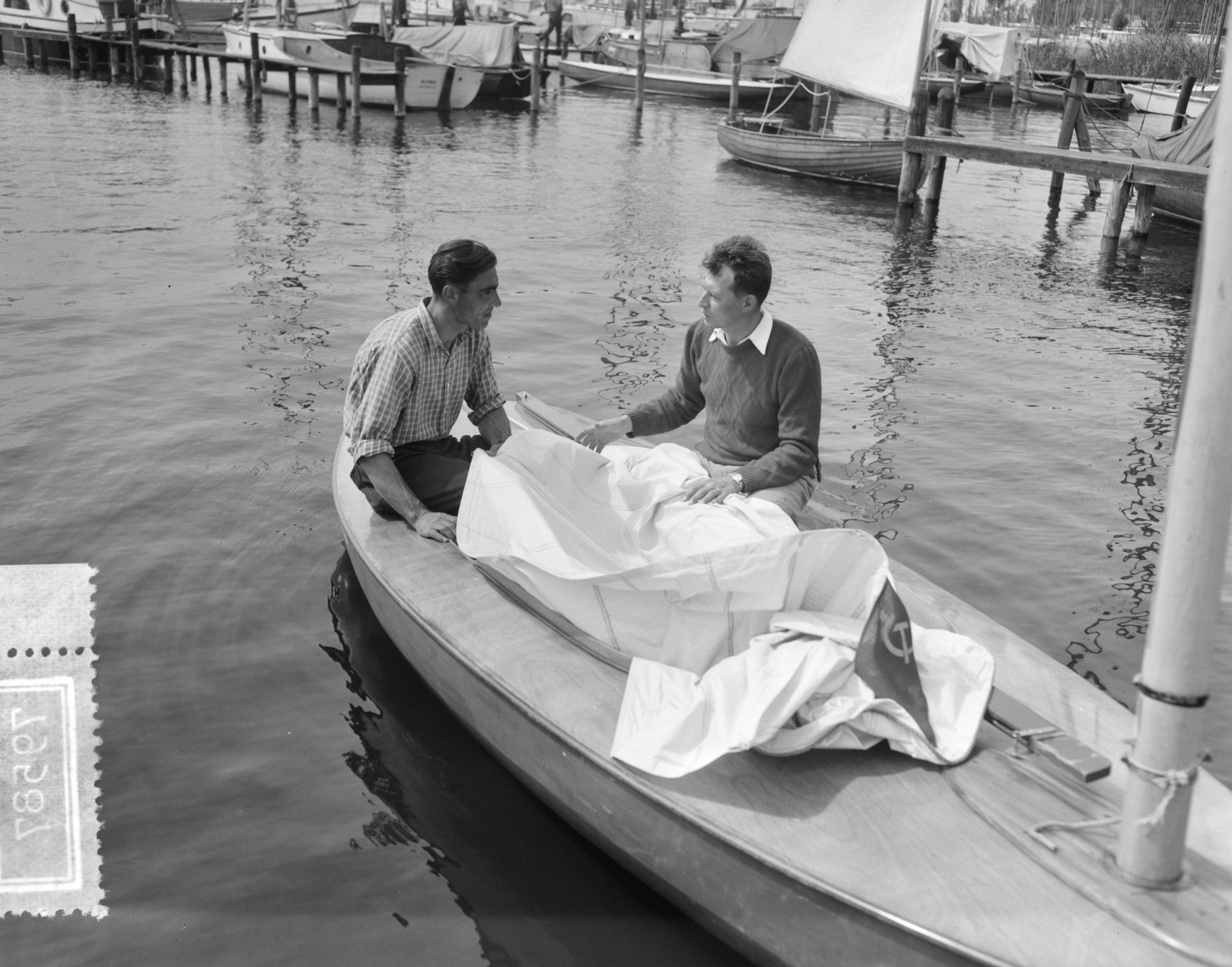 Fotocollectie Anefo — Europese kampioenschappen eenmanszwaardboten Loosdrecht. Finnjollenklasse. rechts Bob Markus (Nederland), links Yurey Shavria (Rusland) — Foto: Pot, Harry / Anefo. Licentie: Set B: Rechtenvrij / Publiek Domein. Bron: Nationaal Archief. http://hdl.handle.net/10648/ad77d4f8-d0b4-102d-bcf8-003048976d84
