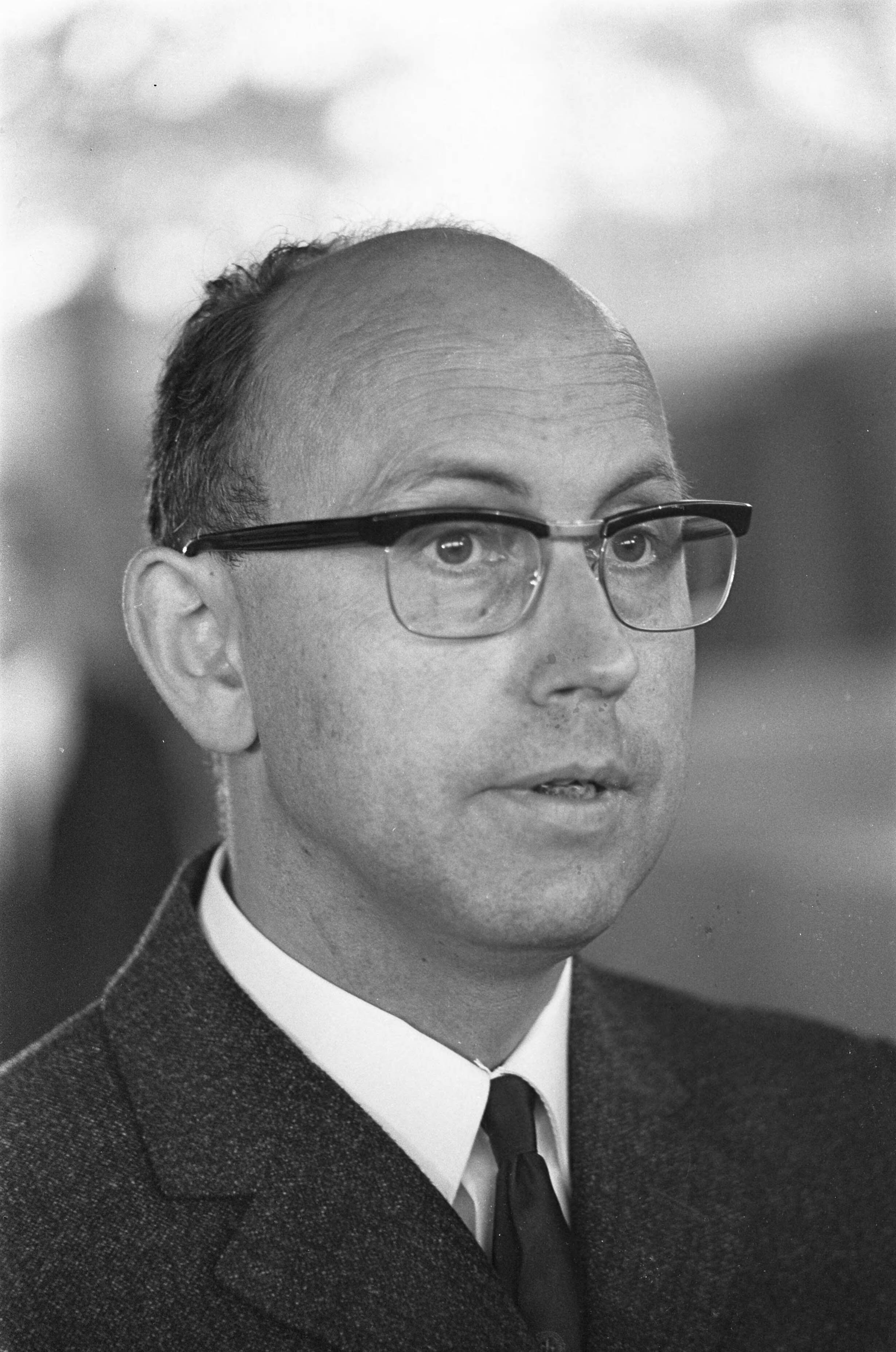 Fotocollectie Anefo — Algemene Ledenvergadering VPRO in Expohal Hilversum. Nieuwe voorzitter VPRO dr. K. H. Rossingh — Foto: Nijs, Jac. de / Anefo. Licentie: Set B: Rechtenvrij / Publiek Domein. Bron: Nationaal Archief. http://hdl.handle.net/10648/ab44d622-d0b4-102d-bcf8-003048976d84