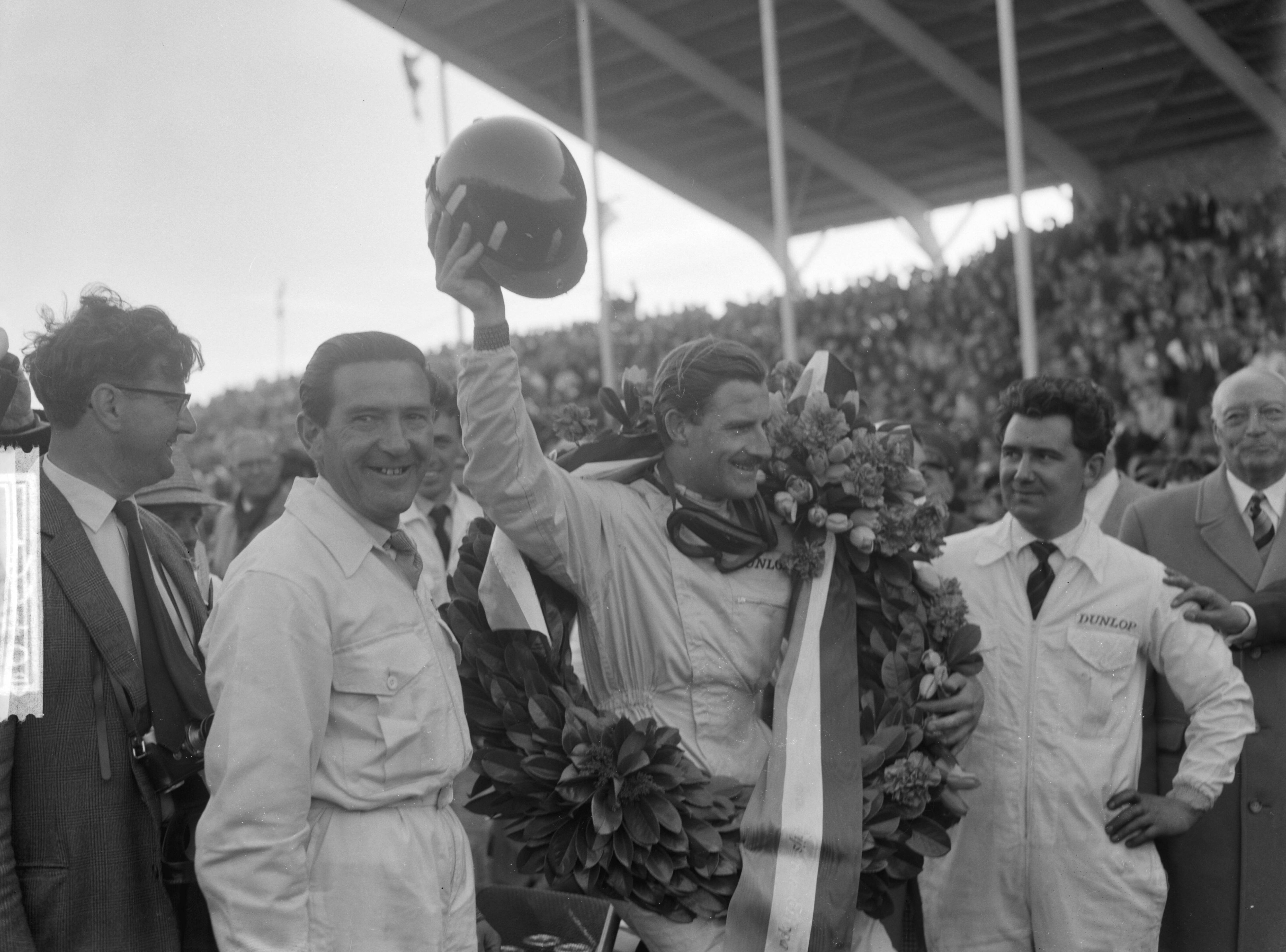 Grand Prix Zandvoort 1962 — Grand Prix van Zandvoort. Huldiging winnaar Graham Hill — Foto: Bilsen, Joop van / Anefo. Licentie: Set B: Rechtenvrij / Publiek Domein. Bron: Nationaal Archief. http://hdl.handle.net/10648/aa0925a6-d0b4-102d-bcf8-003048976d84
