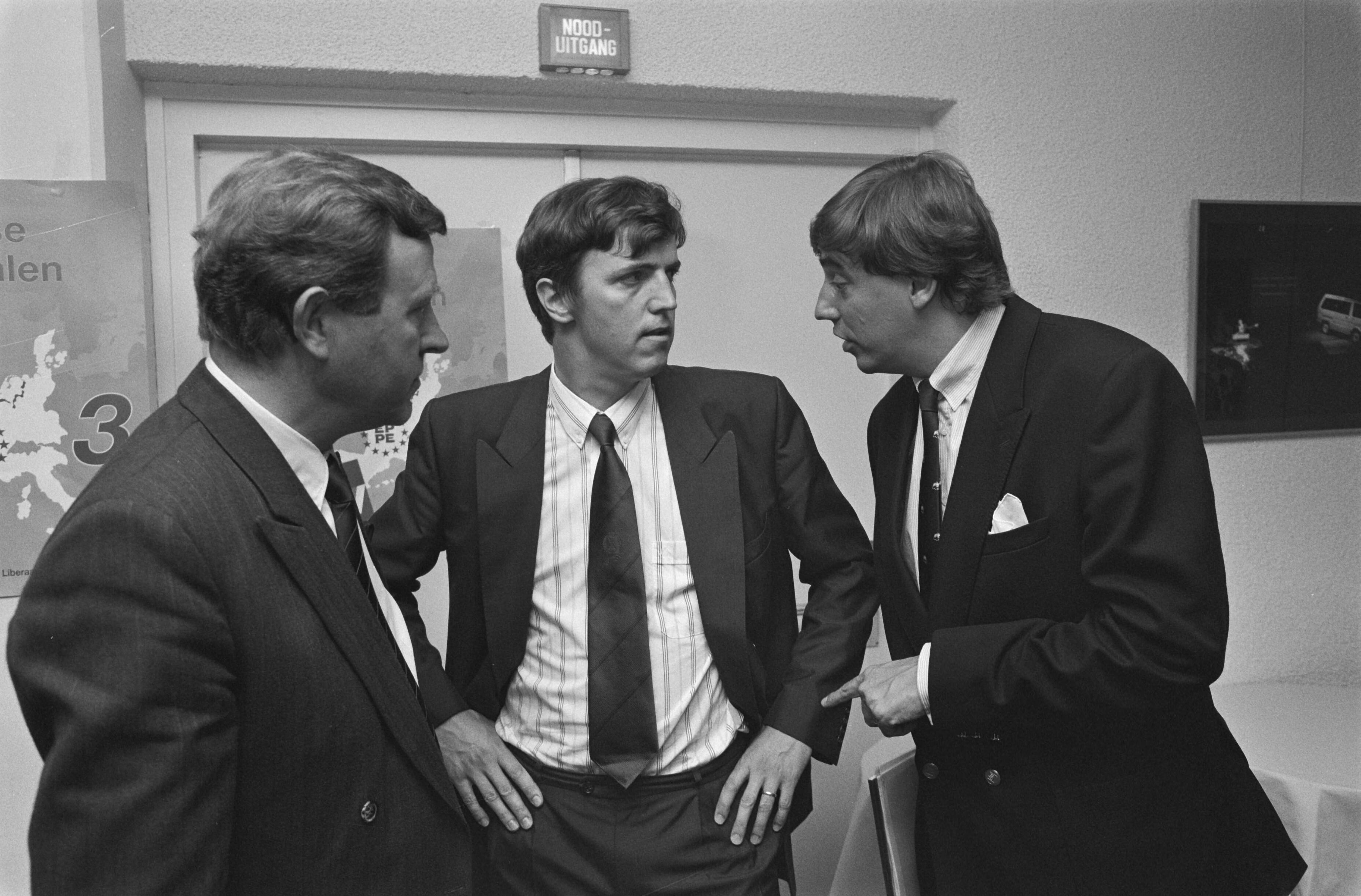 Partijraad VVD in Bussum — Ed Nijpels (r) in discussie met Hermans (m) — Foto: Croes, Rob C. / Anefo. Licentie: Set B: Rechtenvrij / Publiek Domein. Bron: Nationaal Archief. http://hdl.handle.net/10648/ad72e2f4-d0b4-102d-bcf8-003048976d84