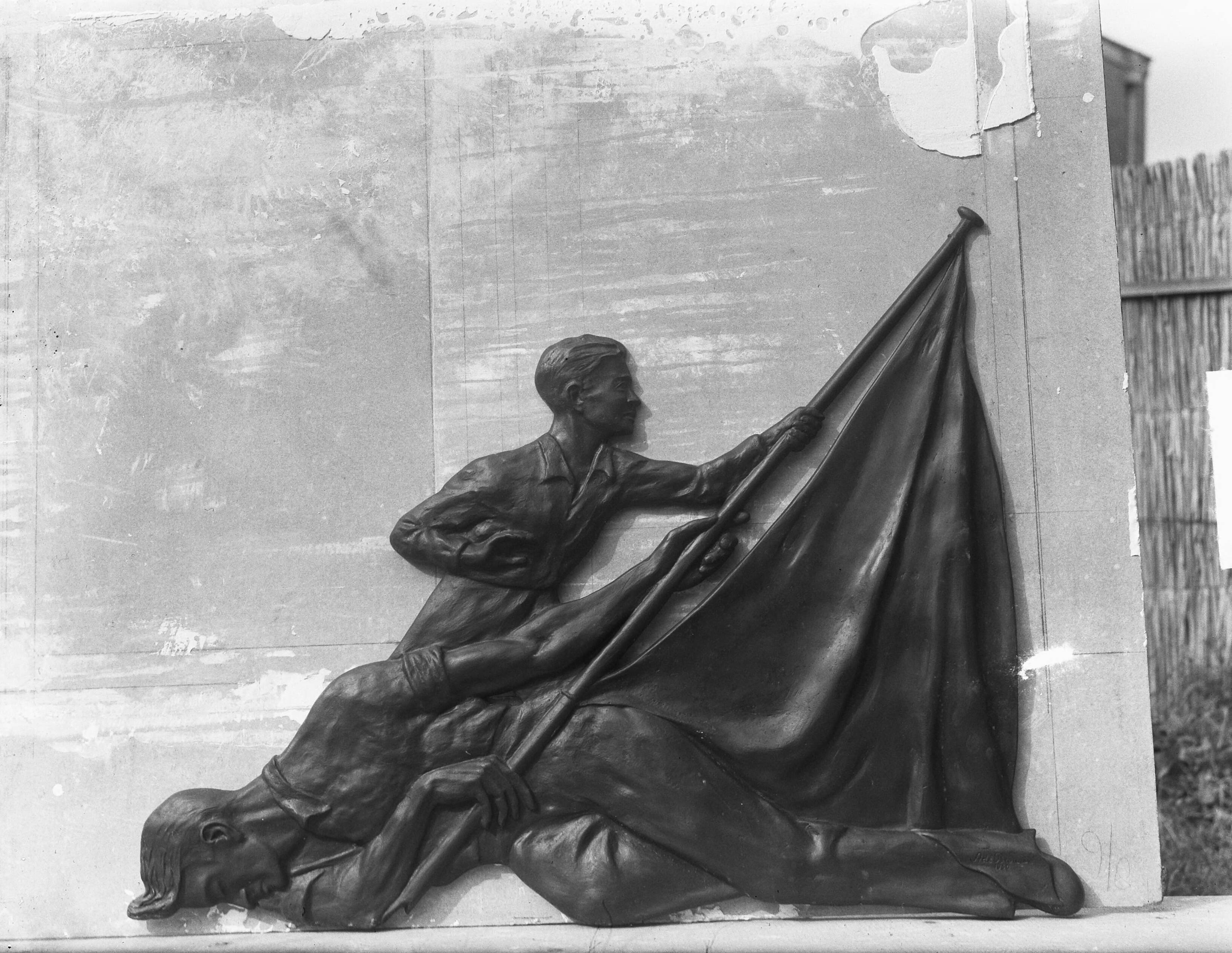 Fotocollectie Anefo — Detail van het verzetsmonument in Zandvoort — Foto: Pot, Harry / Anefo. Licentie: Set B: Rechtenvrij / Publiek Domein. Bron: Nationaal Archief. http://hdl.handle.net/10648/a8de1808-d0b4-102d-bcf8-003048976d84