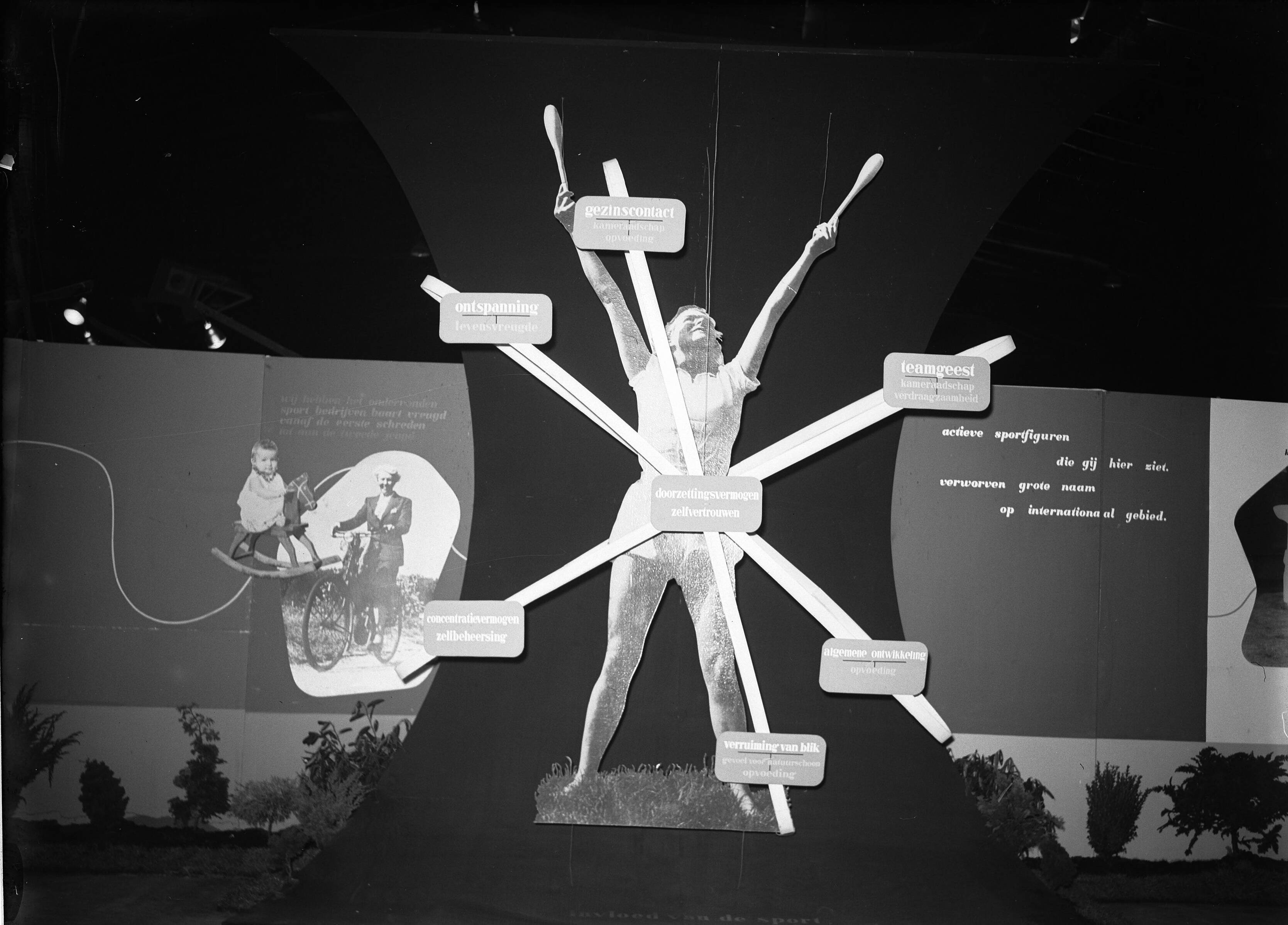 Tentoonstelling "De Nederlandse Vrouw 1898-1948" in de Houtrusthallen te Den Haag — Tentoonstelling "De Nederlandse Vrouw 1898-1948" in de Houtrusthallen te Den Haag. "Vrouw in de sport" — Foto: Oorschot, […] van / Anefo. Licentie: Set B: Rechtenvrij / Publiek Domein. Bron: Nationaal Archief. http://hdl.handle.net/10648/a8bba232-d0b4-102d-bcf8-003048976d84