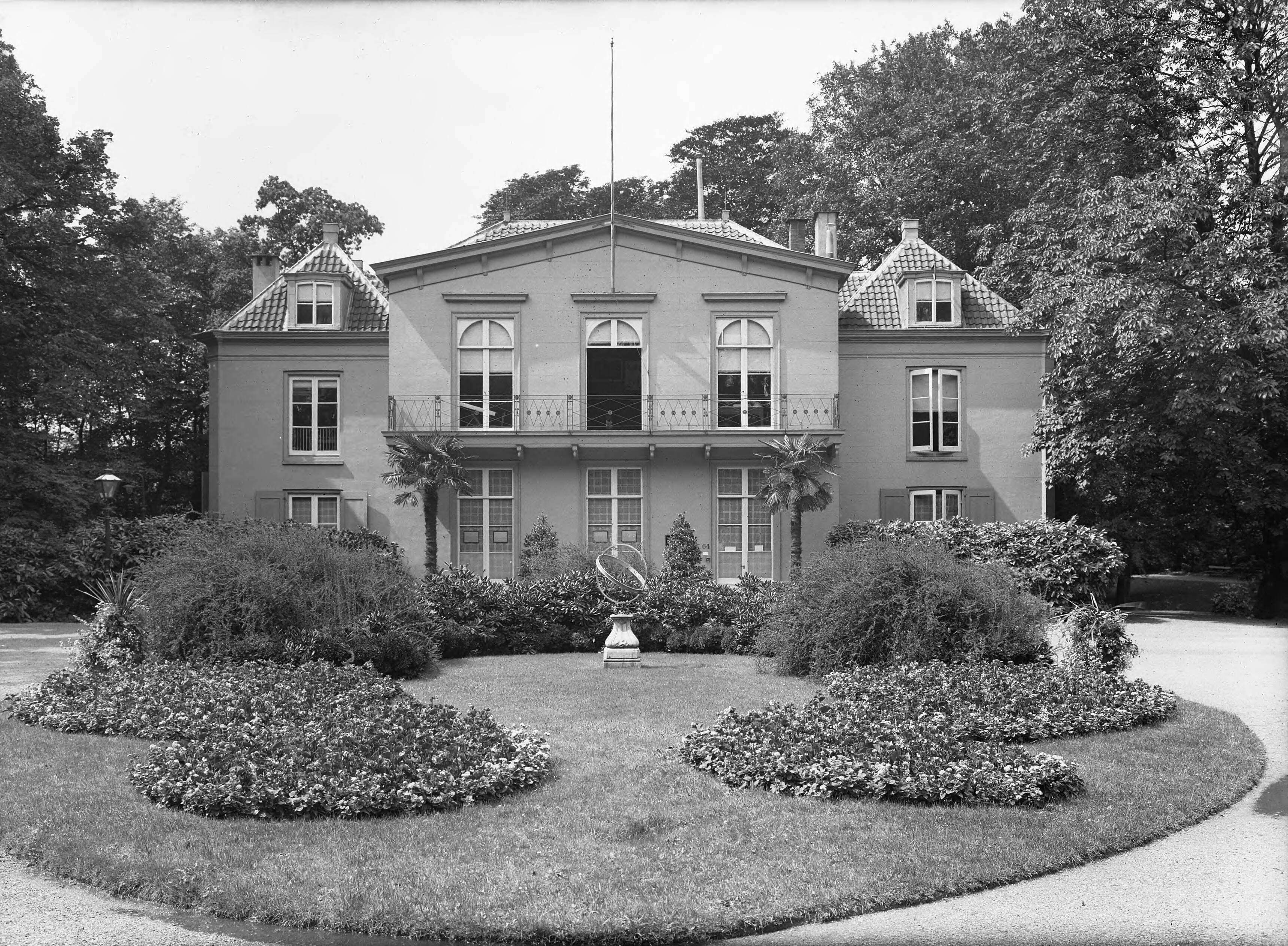Fotocollectie Nederlandse Heidemaatschappij — Kantoorgebouw N.H.M. Utrecht Nieuwen Oord — Foto: Goelst, K.L.F. / Heidemij. Licentie: Set B: Rechtenvrij / Publiek Domein. Bron: Nationaal Archief. http://hdl.handle.net/10648/ae758508-d0b4-102d-bcf8-003048976d84
