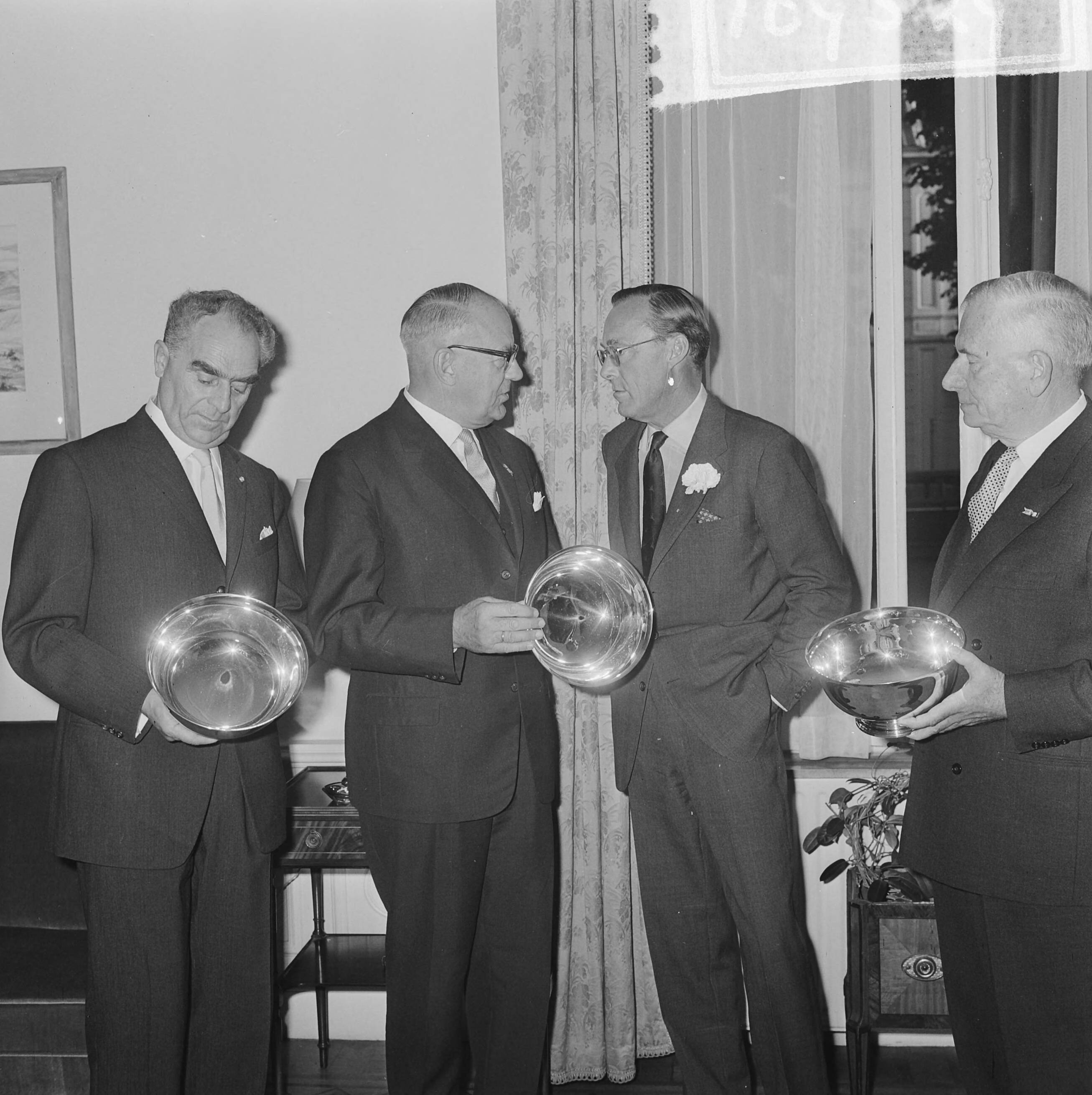 Fotocollectie Anefo — Uitreiking Peter Stuyvesant prijzen in het huis Amerika door de Amerikaanse zaakgelastigde mr. Fisher te Den Haag , v.l.n.r. mr. H. During (Fokker), dr. J. Meynen (AKU), prins Bernhard en F.Q. den Hollander (Nederlandse Spoorwegen) — Foto: Koch, Eric / Anefo. Licentie: Set B: Rechtenvrij / Publiek Domein. Bron: Nationaal Archief. http://hdl.handle.net/10648/ad798cb2-d0b4-102d-bcf8-003048976d84