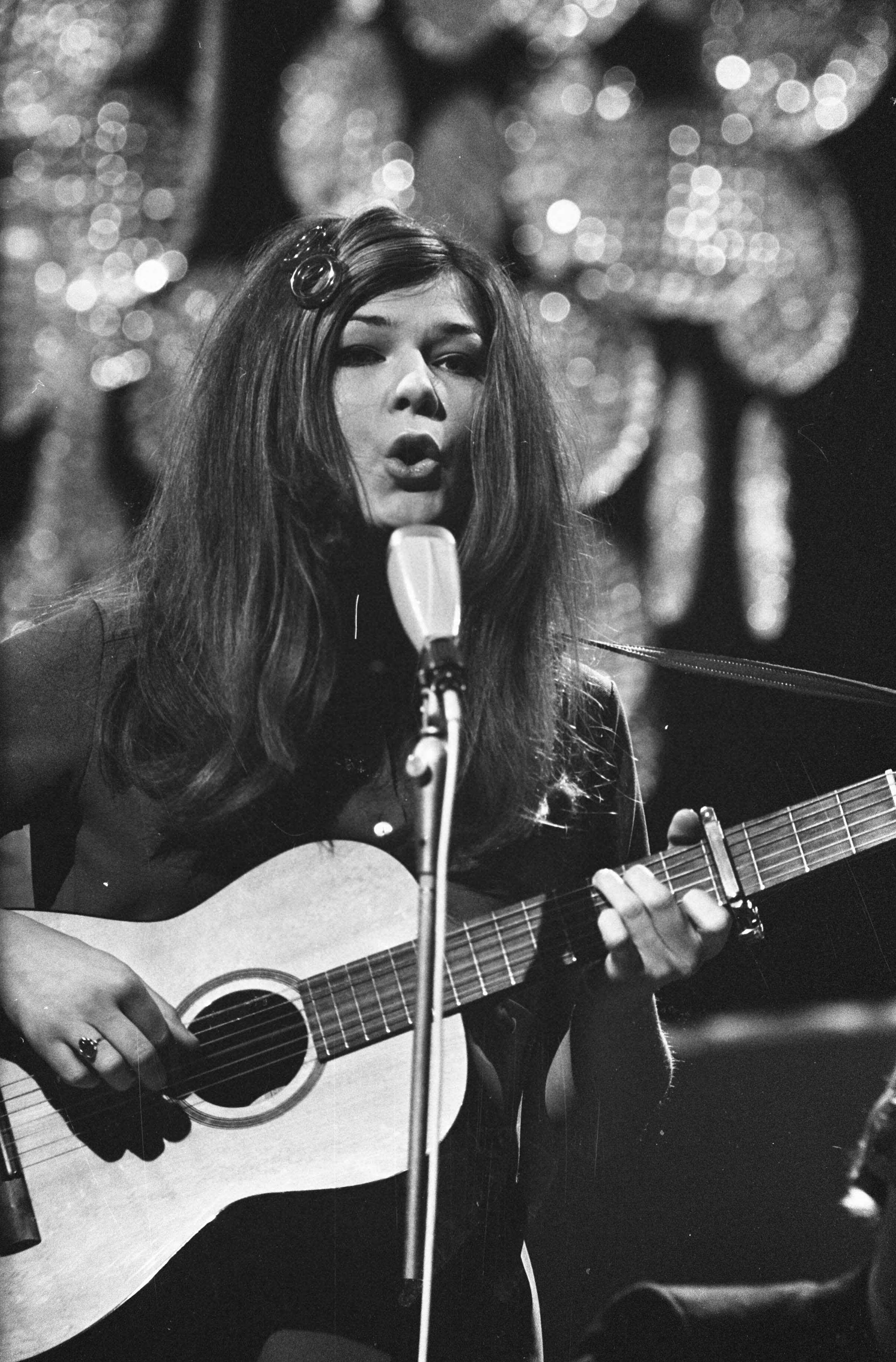 Songfestival 1969 — Nationale finale van het Eurovisie Songfestival in Scheveningen Lenny Kuhr — Foto: Fotograaf Onbekend / Anefo. Licentie: Set B: Rechtenvrij / Publiek Domein. Bron: Nationaal Archief. http://hdl.handle.net/10648/ab5ffb96-d0b4-102d-bcf8-003048976d84