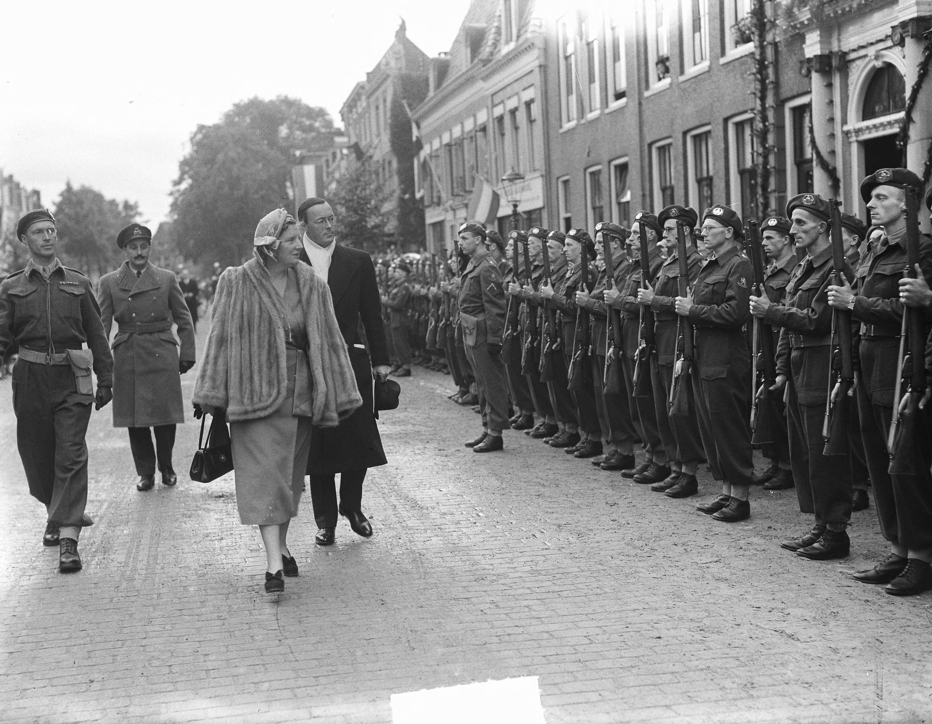 Koninklijk bezoek aan Friesland (1950) — Koninklijk bezoek Friesland. Inspectie Nationale Reserve te Leeuwarden — Foto: Noske, J.D. / Anefo. Licentie: Set B: Rechtenvrij / Publiek Domein. Bron: Nationaal Archief. http://hdl.handle.net/10648/a8dfba00-d0b4-102d-bcf8-003048976d84