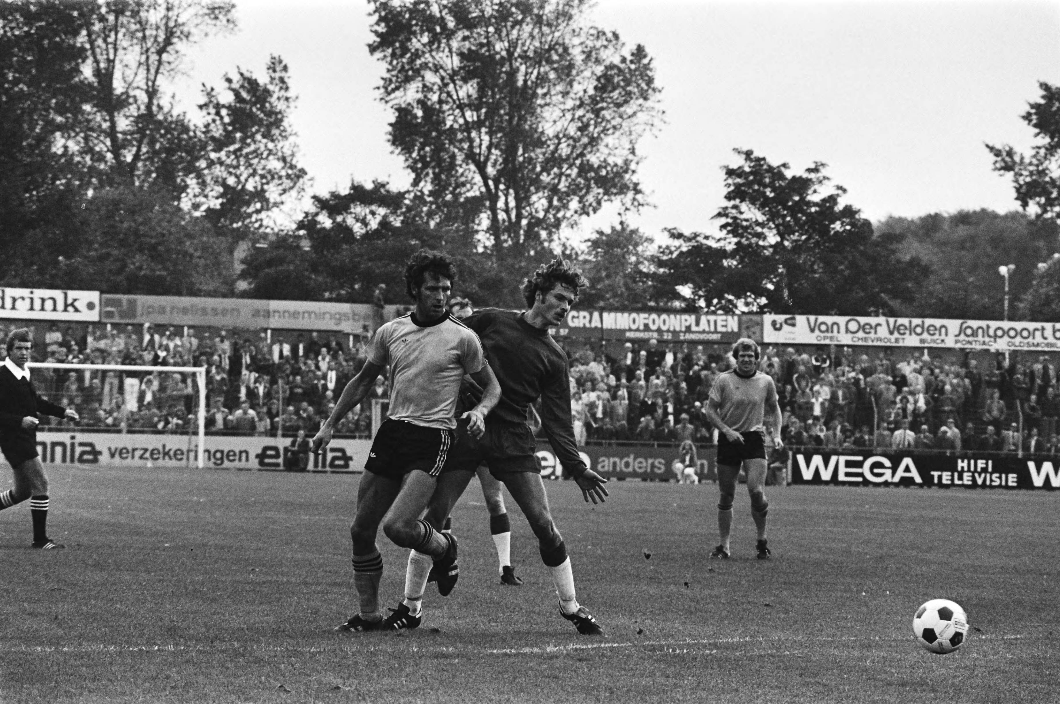 Fotocollectie Anefo — Haarlem tegen Roda JC. Roda JC-spits Dick Nanninga in duel met Haarlems voorstopper Chris Verkaik, op de achtergrond kijkt Theo de Jong toe — Foto: Verhoeff, Bert / Anefo. Licentie: Set B: Rechtenvrij / Publiek Domein. Bron: Nationaal Archief. http://hdl.handle.net/10648/acbc68e4-d0b4-102d-bcf8-003048976d84