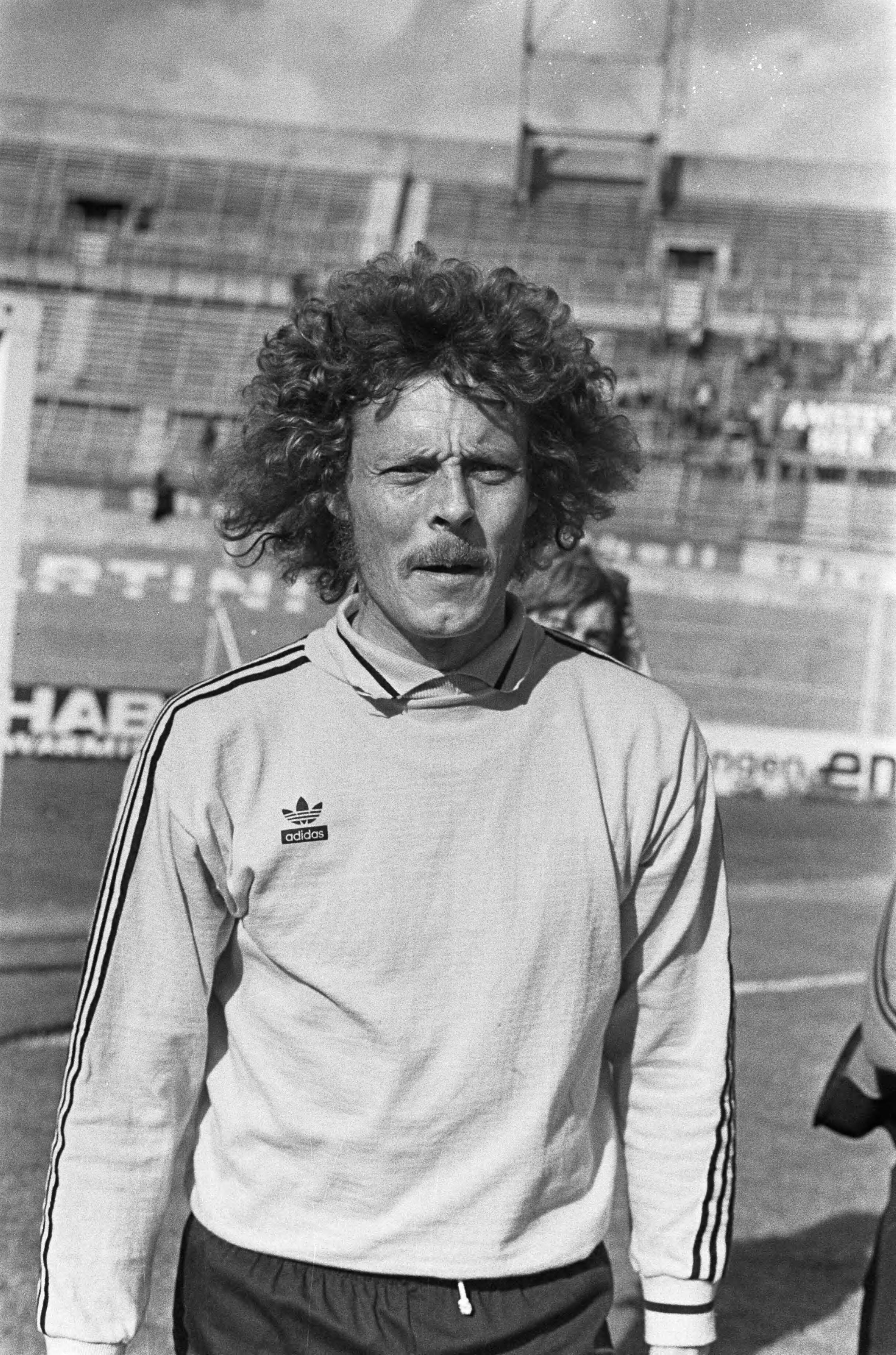 Fotocollectie Anefo — FC Amsterdam tegen FC Utrecht 1-1, nr. 19, 20 doelman Hendriks (Utrecht), kop — Foto: Peters, Hans / Anefo. Licentie: Set B: Rechtenvrij / Publiek Domein. Bron: Nationaal Archief. http://hdl.handle.net/10648/ac54b348-d0b4-102d-bcf8-003048976d84