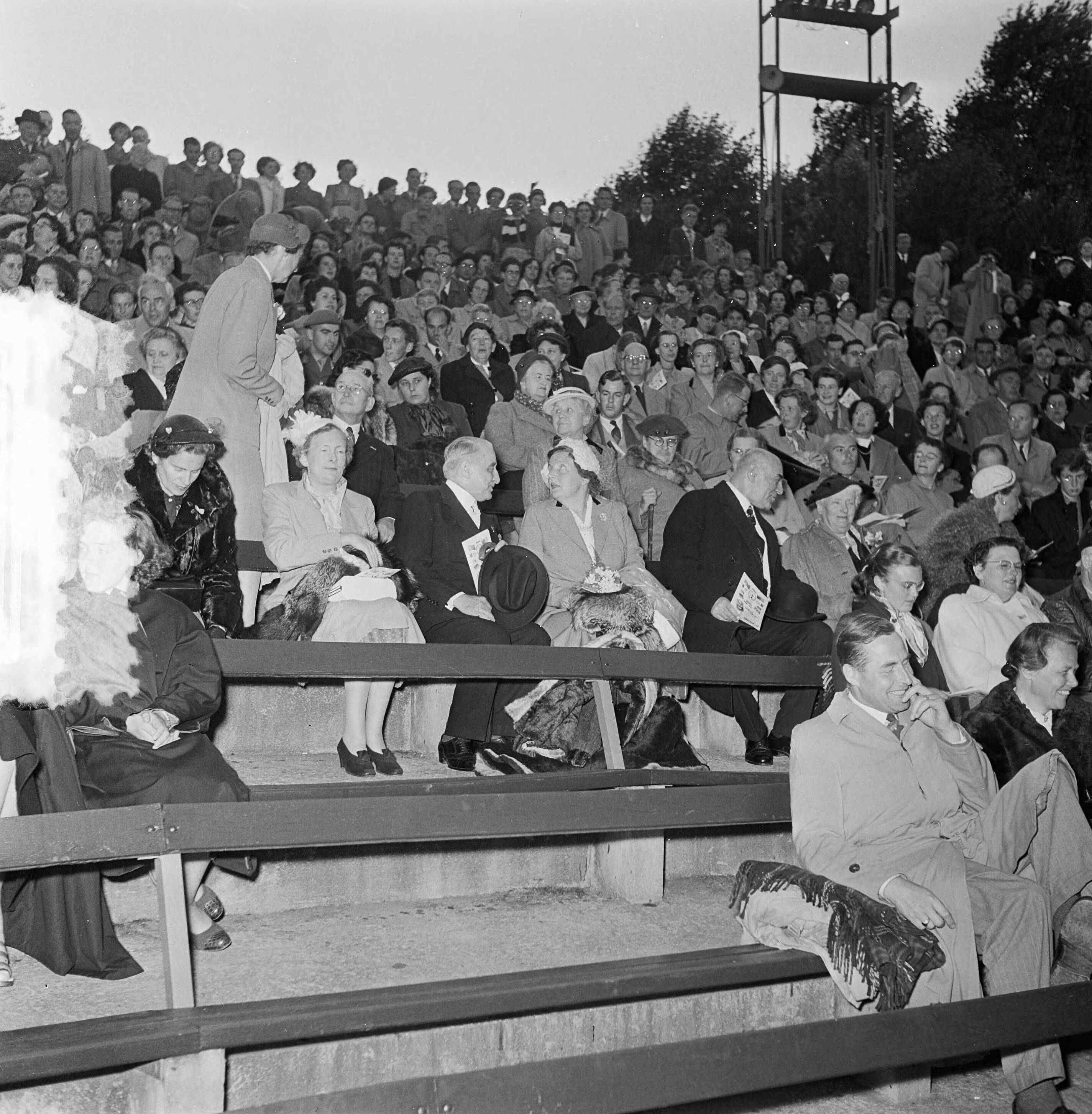 Fotocollectie Anefo — Bezoek van koningin Juliana aan het openluchttheater Bloemendaal voor een voorstelling van het Nationaal Danstheater van Griekenland — Foto: Noske, J.D. / Anefo. Licentie: Set B: Rechtenvrij / Publiek Domein. Bron: Nationaal Archief. http://hdl.handle.net/10648/a90f22c2-d0b4-102d-bcf8-003048976d84