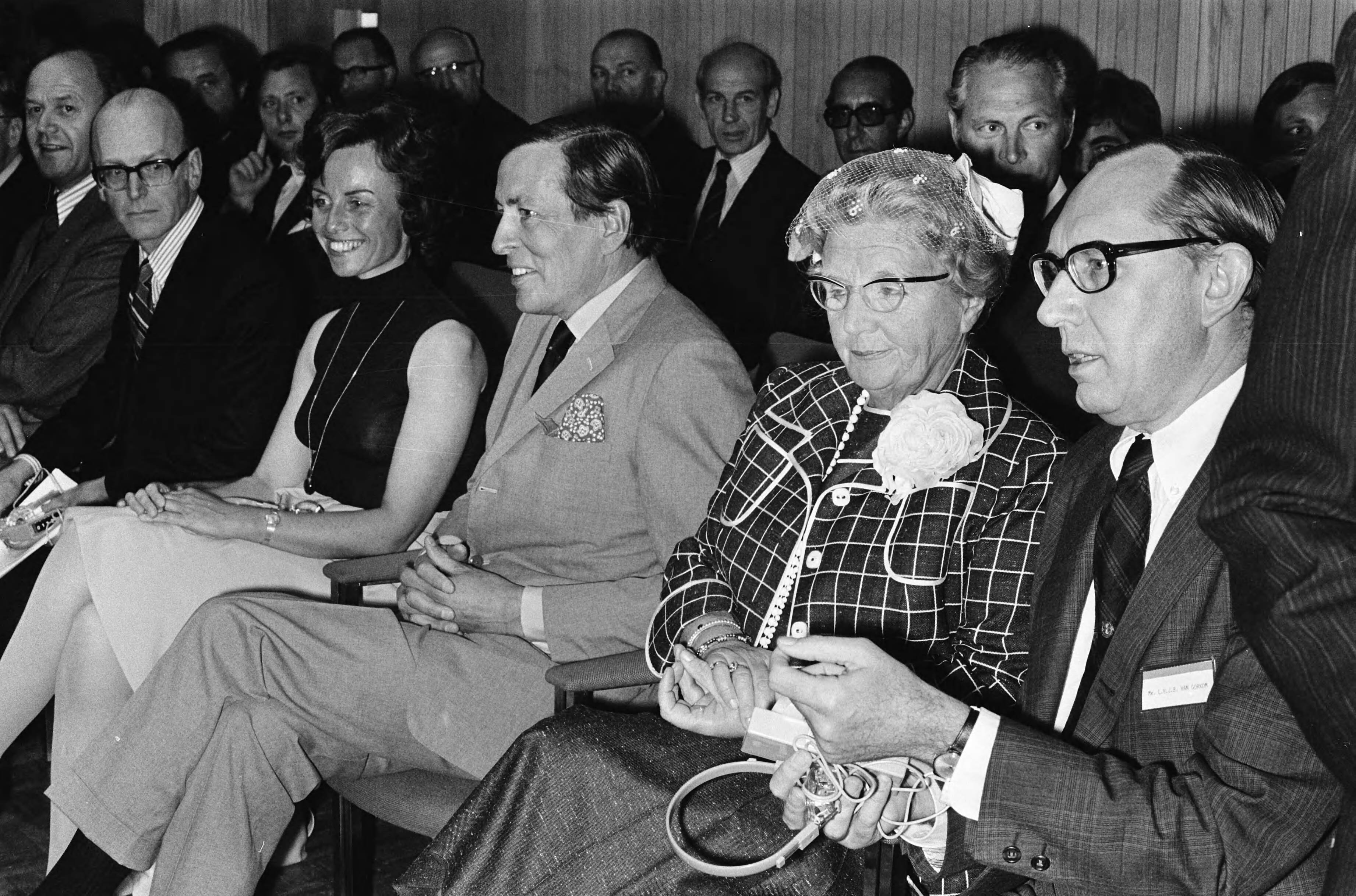 Symposium in Den Haag over de Nieuwe Internationale Economische Orde — Koningin Juliana en prins Claus tijdens de slotzitting — Foto: Peters, Hans / Anefo. Licentie: Set B: Rechtenvrij / Publiek Domein. Bron: Nationaal Archief. http://hdl.handle.net/10648/ac695e56-d0b4-102d-bcf8-003048976d84