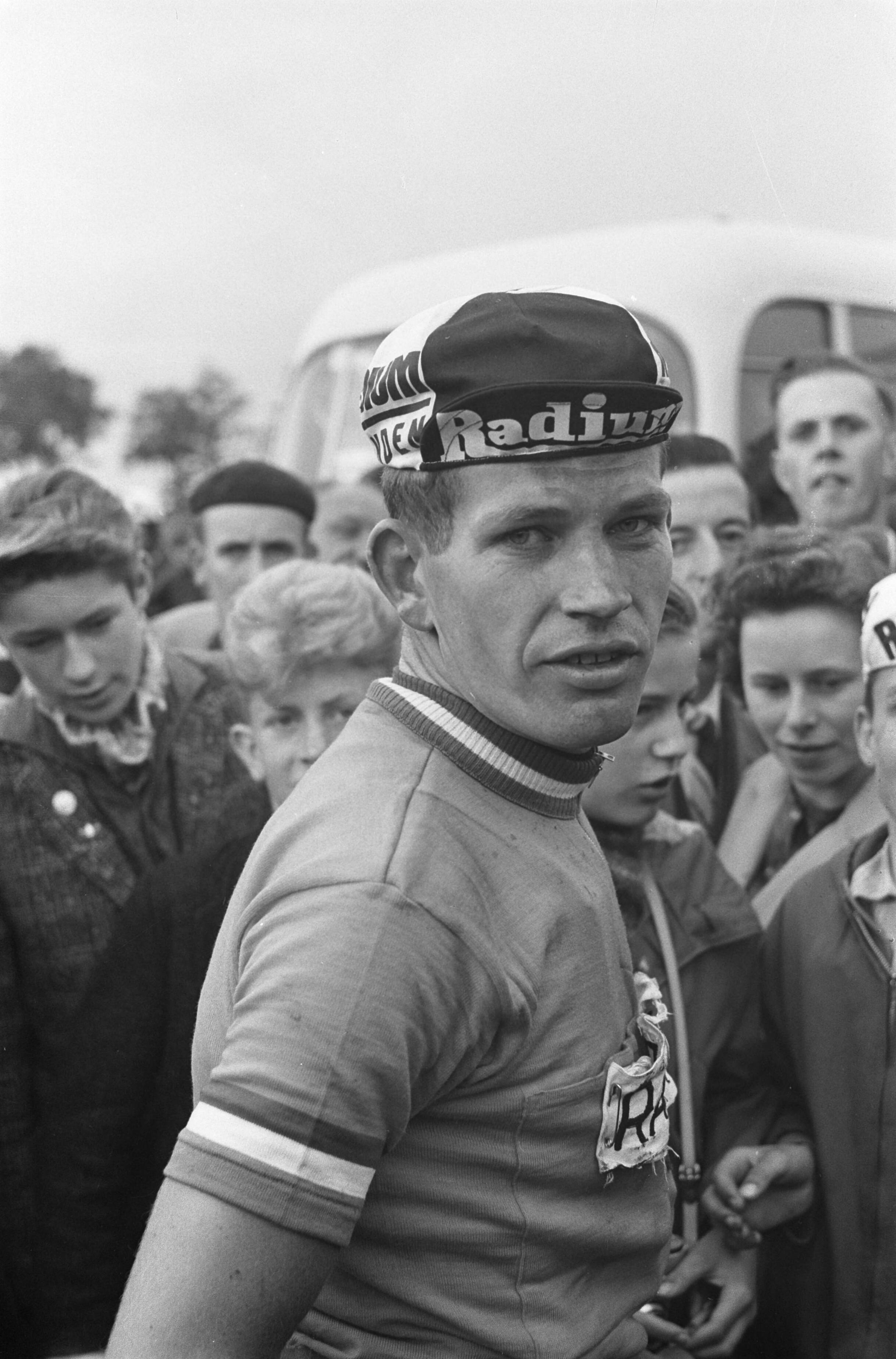Ronde van Nederland 1961 — Ronde van Nederland. 8e etappe Kerkrade naar Zundert. Dick Enthoven, leider in het algemeen klassement, in de oranje trui — Foto: Fotograaf Onbekend / Anefo. Licentie: Set B: Rechtenvrij / Publiek Domein. Bron: Nationaal Archief. http://hdl.handle.net/10648/a9d5e240-d0b4-102d-bcf8-003048976d84