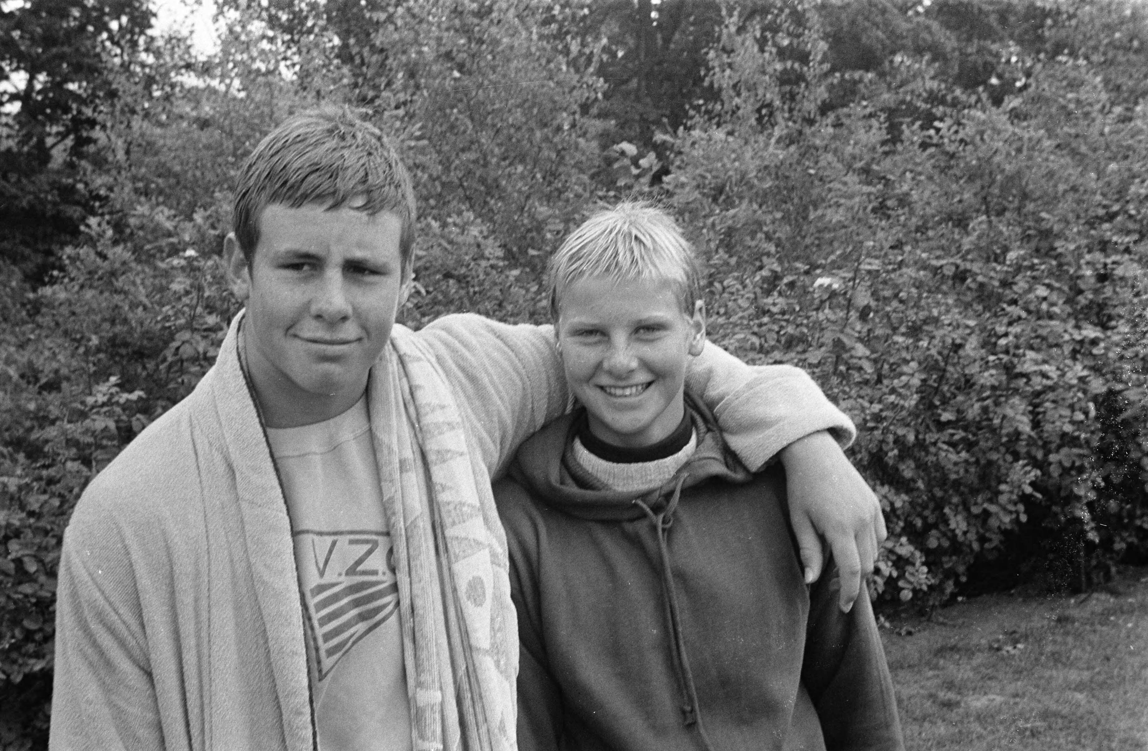 Nederlandse kampioenschappen zwemmen 1969 te Breda — Roger van Hamburg (l) en Linda de Boer — Foto: Fotograaf Onbekend / Anefo. Licentie: Set B: Rechtenvrij / Publiek Domein. Bron: Nationaal Archief. http://hdl.handle.net/10648/ab73fe84-d0b4-102d-bcf8-003048976d84