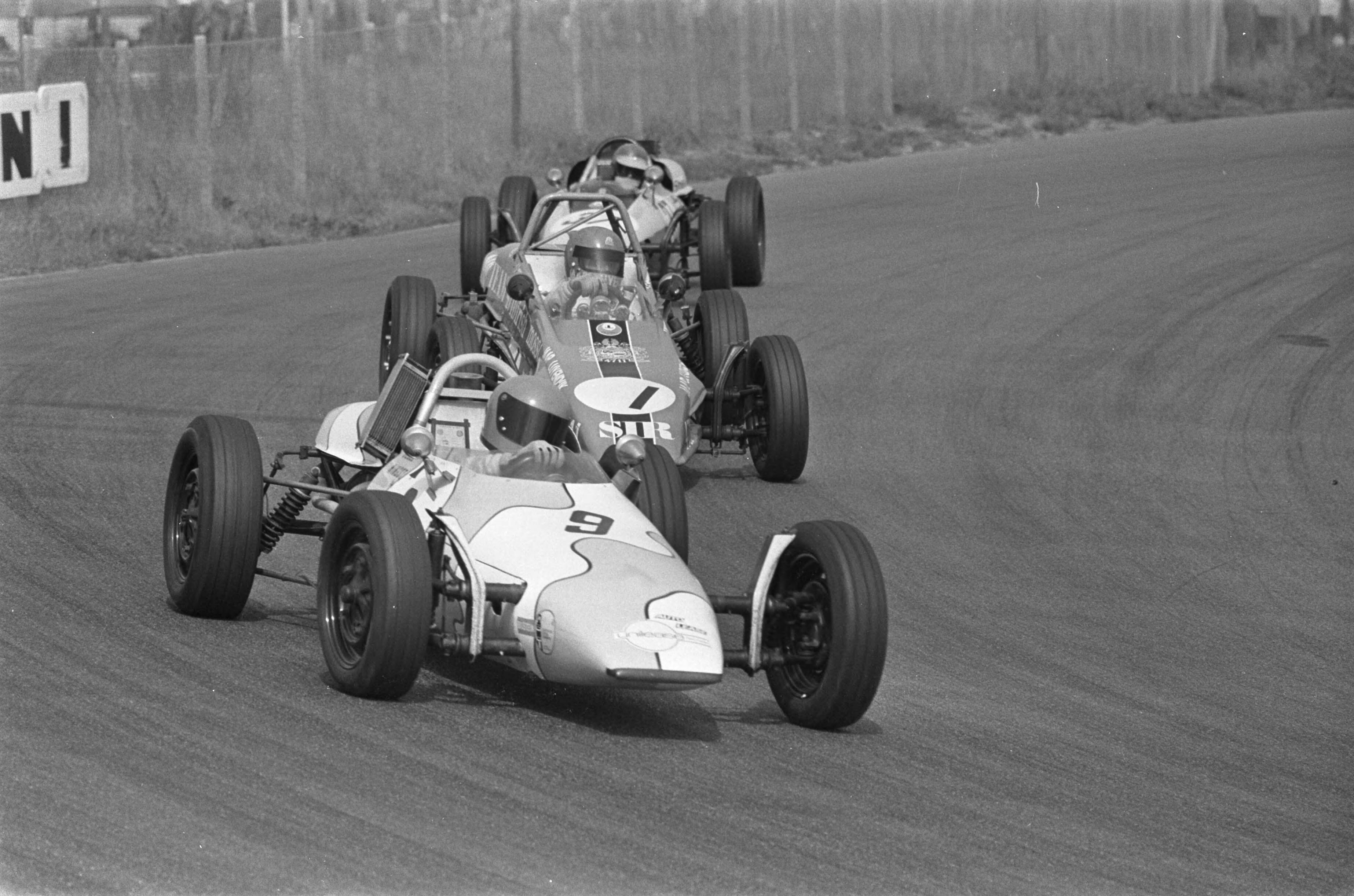 Fotocollectie Anefo — Internationale Formule Vee 1300-race op circuit van Zandvoort, in aktie op kop Jelle Hingst met achter hem Jaap Luyendijk (nummer 1) — Foto: Evers, Joost / Anefo. Licentie: Set B: Rechtenvrij / Publiek Domein. Bron: Nationaal Archief. http://hdl.handle.net/10648/abf1b45a-d0b4-102d-bcf8-003048976d84