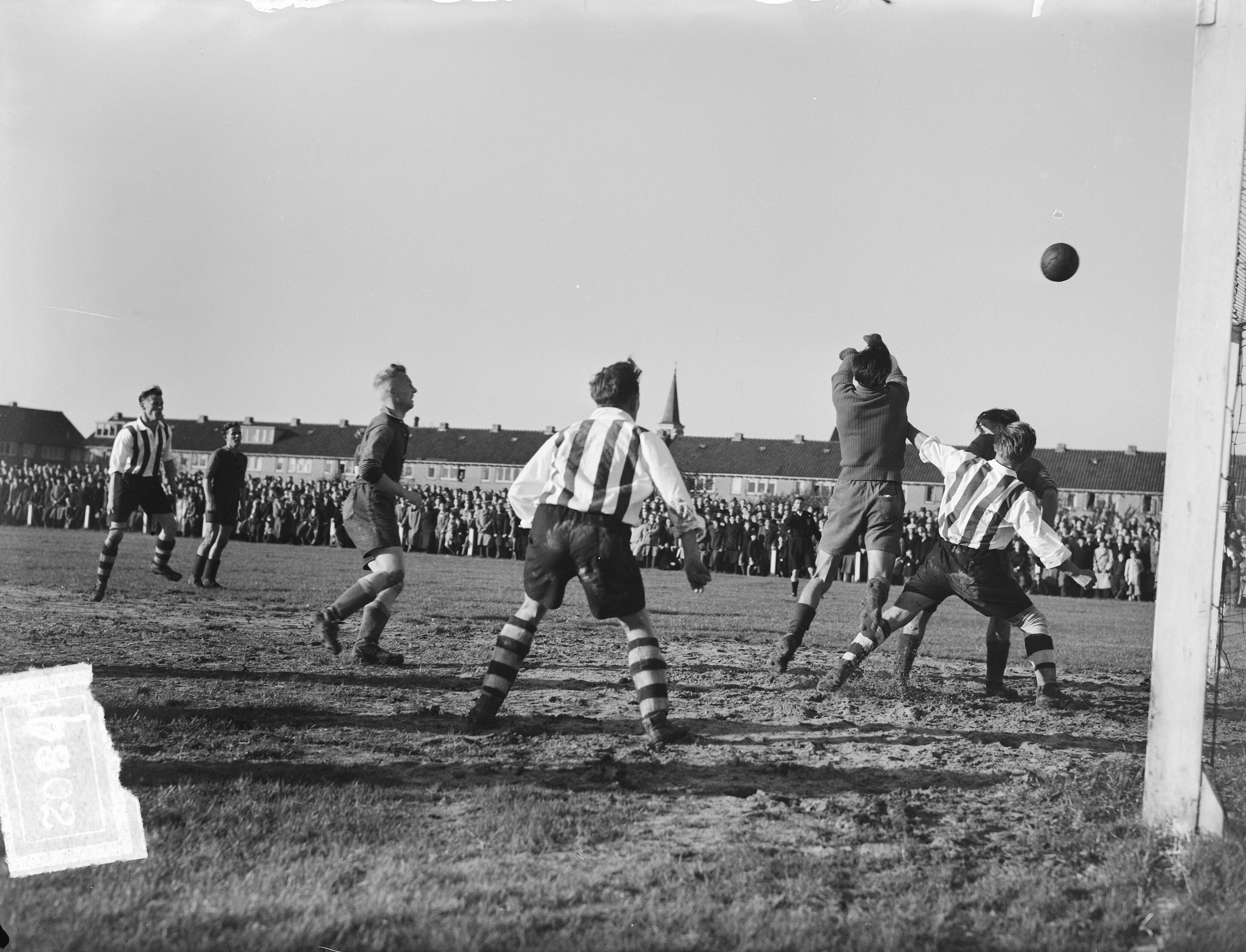 Fotocollectie Anefo — Voetbal. KFC tegen Sparta 1-0. Spelmoment — Foto: Oorschot, […] van / Anefo. Licentie: Set B: Rechtenvrij / Publiek Domein. Bron: Nationaal Archief. http://hdl.handle.net/10648/a8d06802-d0b4-102d-bcf8-003048976d84