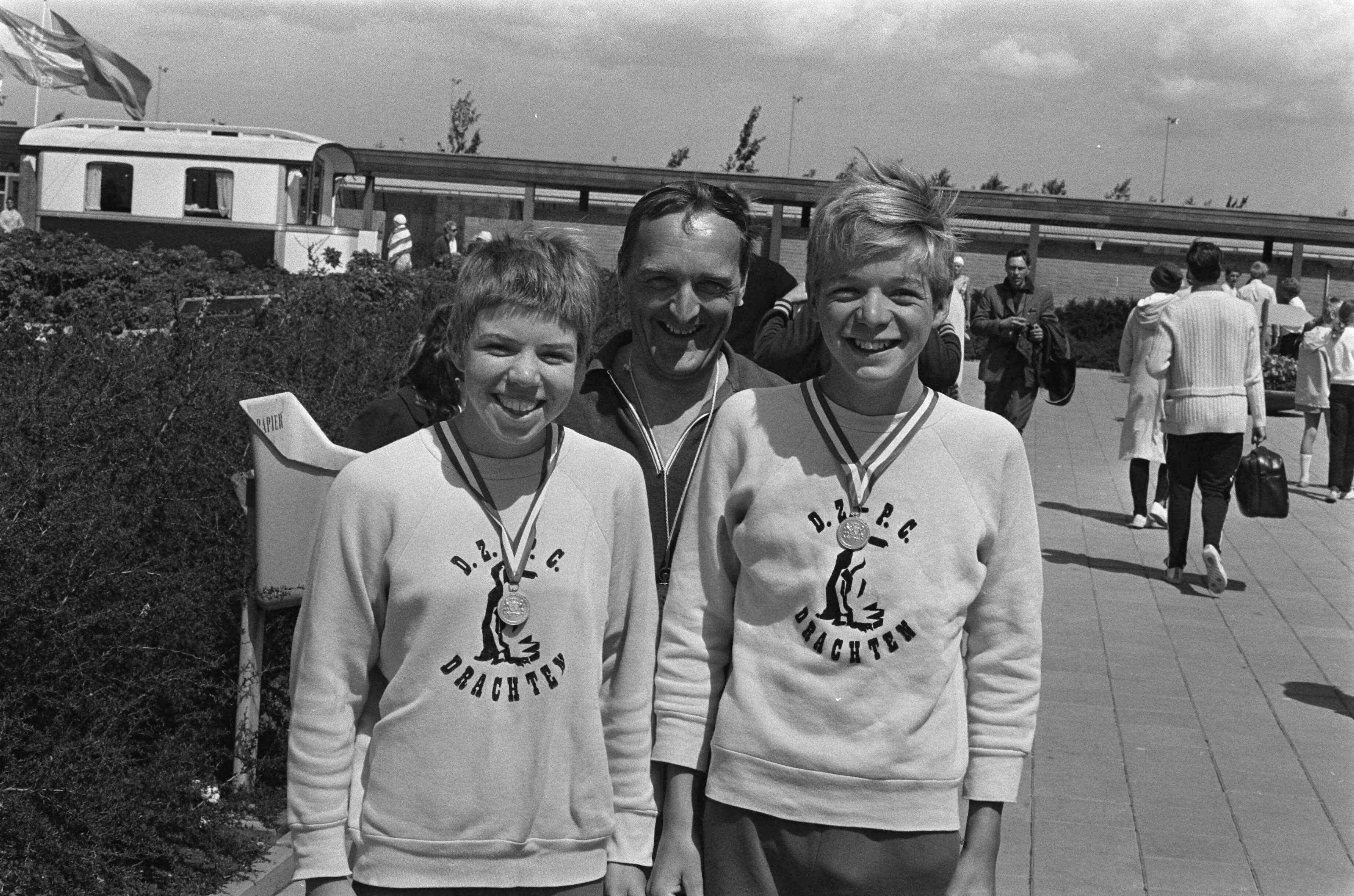 Fotocollectie Anefo — Nationale kampioenschappen zwemmen te Leeuwarden — Foto: Verhoeff, Bert / Anefo. Licentie: Set B: Rechtenvrij / Publiek Domein. Bron: Nationaal Archief. http://hdl.handle.net/10648/ab9d2f84-d0b4-102d-bcf8-003048976d84
