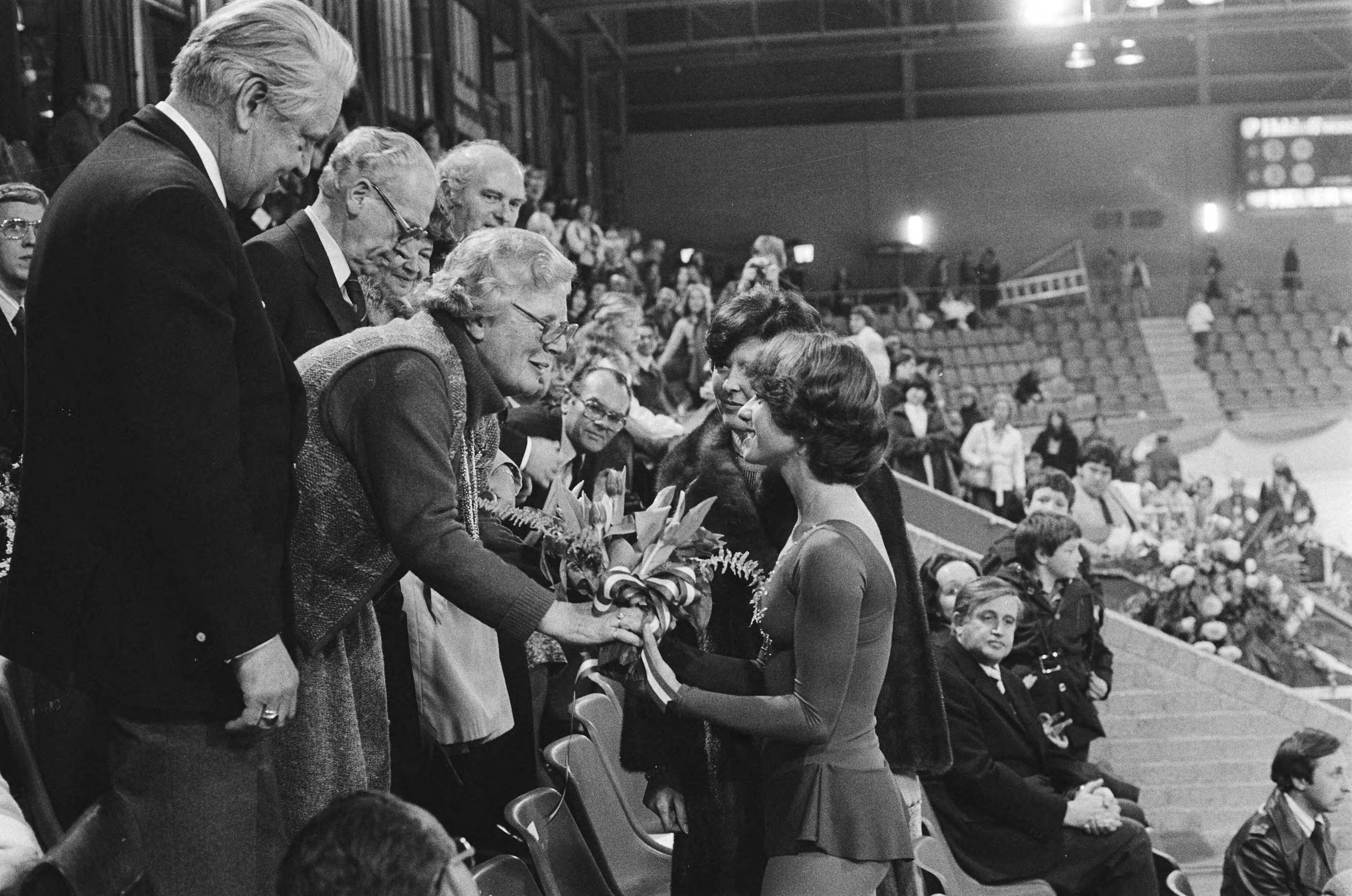 Fotocollectie Anefo — Kunstrijden Challengecup in Den Haag in aanwezigheid van koningin Juliana ; kampioene Denise Bielmann krijgt bloemen van koningin Juliana — Foto: Verhoeff, Bert / Anefo. Licentie: Set B: Rechtenvrij / Publiek Domein. Bron: Nationaal Archief. http://hdl.handle.net/10648/acbfc246-d0b4-102d-bcf8-003048976d84