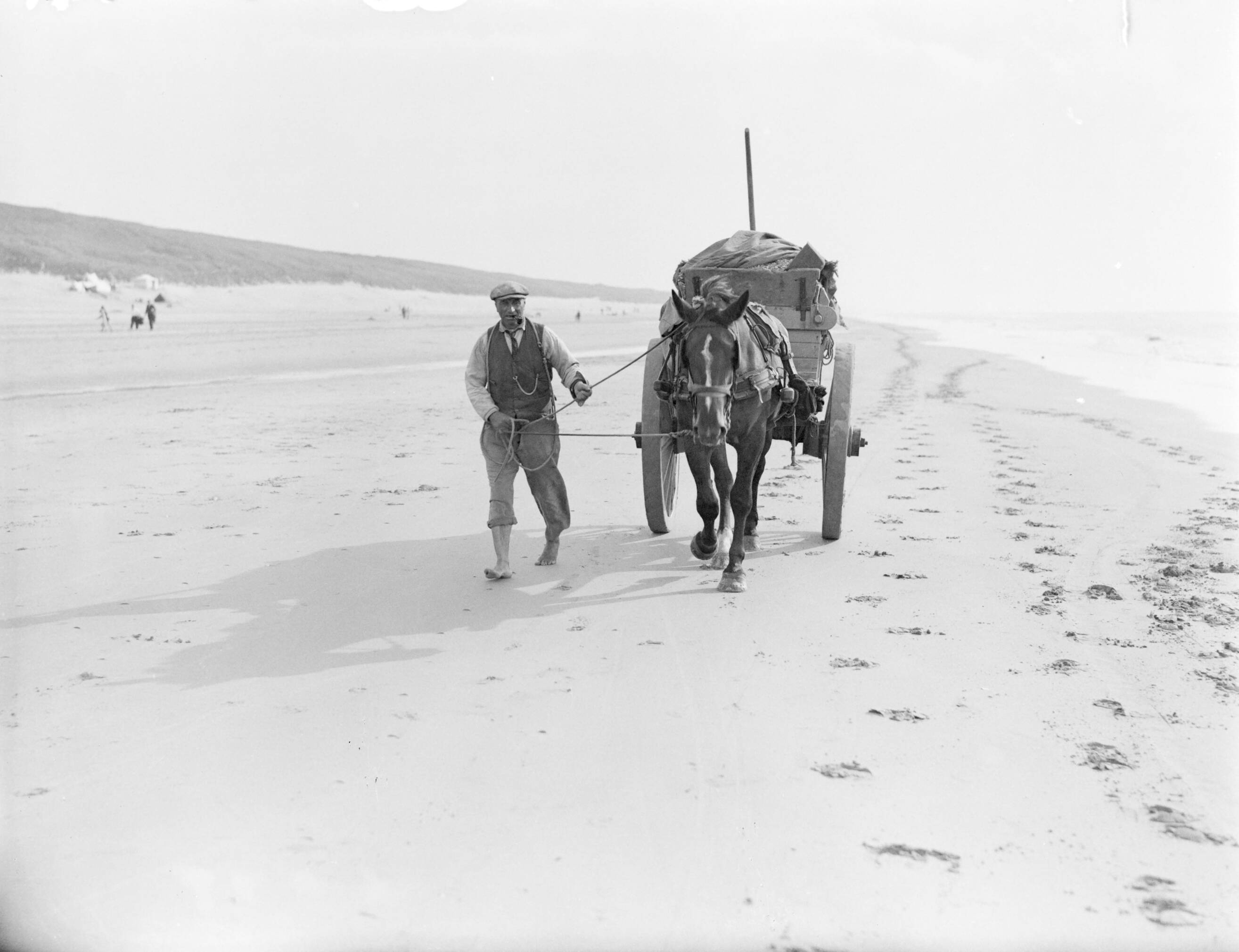 Reportage fotomodel — Een schelpenkar met een man er naast op het strand van Zandvoort — Foto: Poll, Willem van de. Licentie: Set B: Rechtenvrij / Publiek Domein. Bron: Nationaal Archief. http://hdl.handle.net/10648/aea7fe8e-d0b4-102d-bcf8-003048976d84
