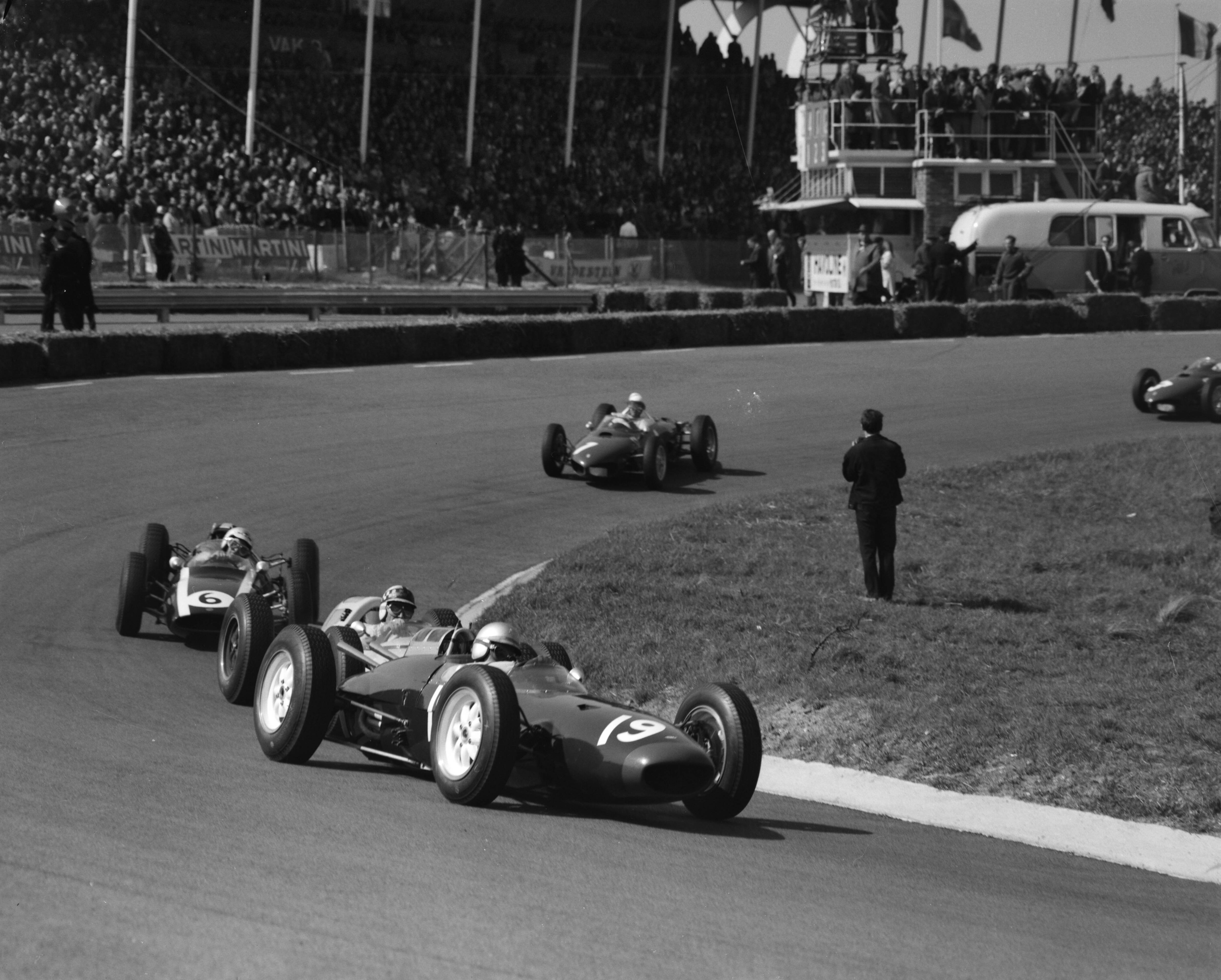 Grand Prix Zandvoort 1962 — Grand Prix van Zandvoort. In de Tarzanbocht — Foto: Bilsen, Joop van / Anefo. Licentie: Set B: Rechtenvrij / Publiek Domein. Bron: Nationaal Archief. http://hdl.handle.net/10648/aa093046-d0b4-102d-bcf8-003048976d84