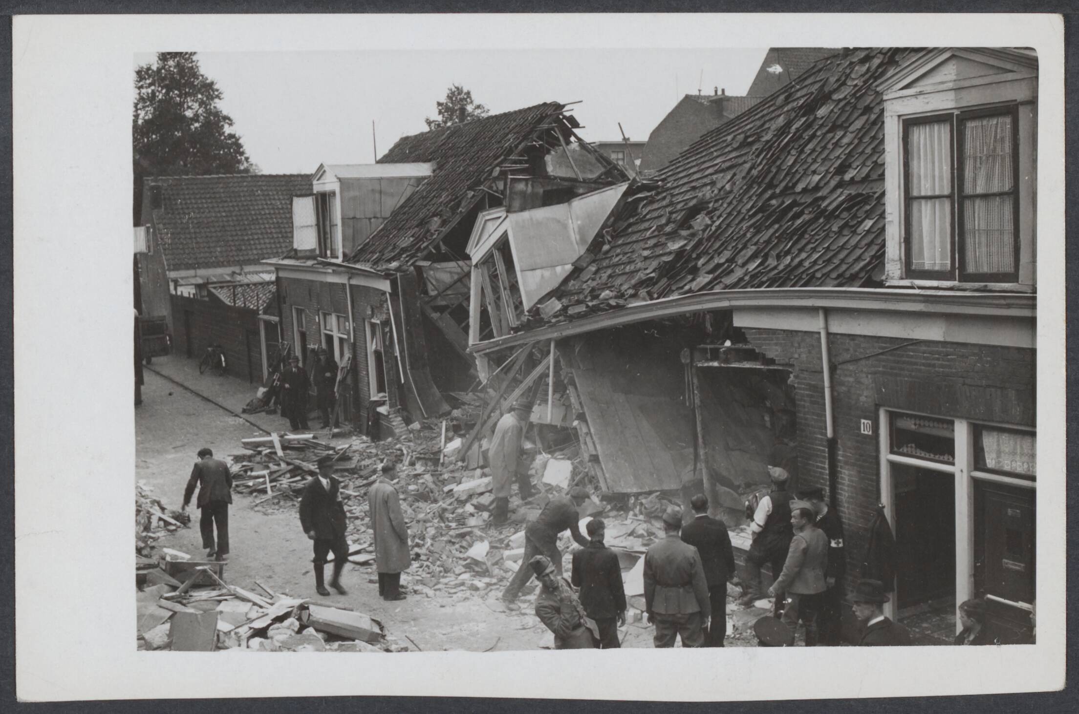 Luchtoorlog Engelsen (en geallieerden) boven Nederland — Engelse vliegtuigen hebben een aanval ondernomen op Haarlem. Een der vele woningen welke zwaar getroffen werd — Foto: N.V. Polygoon. Licentie: Set B: Rechtenvrij / Publiek Domein. Bron: Nationaal Archief. http://hdl.handle.net/10648/f95adfee-2a12-7a38-0637-8c0ff1a1b150