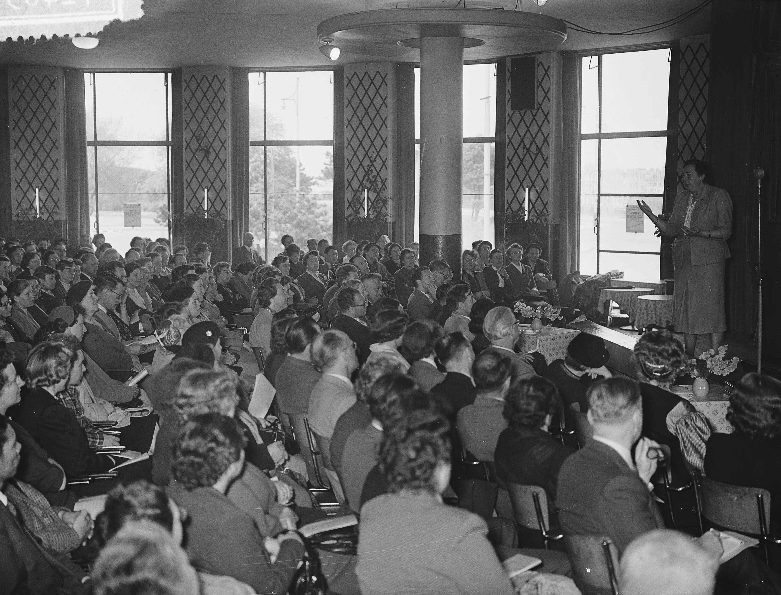Fotocollectie Anefo — Wereld Vrijgezellendag in de Houtrusthallen te Den Haag — Foto: Bilsen, Joop van / Anefo. Licentie: Set B: Rechtenvrij / Publiek Domein. Bron: Nationaal Archief. http://hdl.handle.net/10648/a935913c-d0b4-102d-bcf8-003048976d84