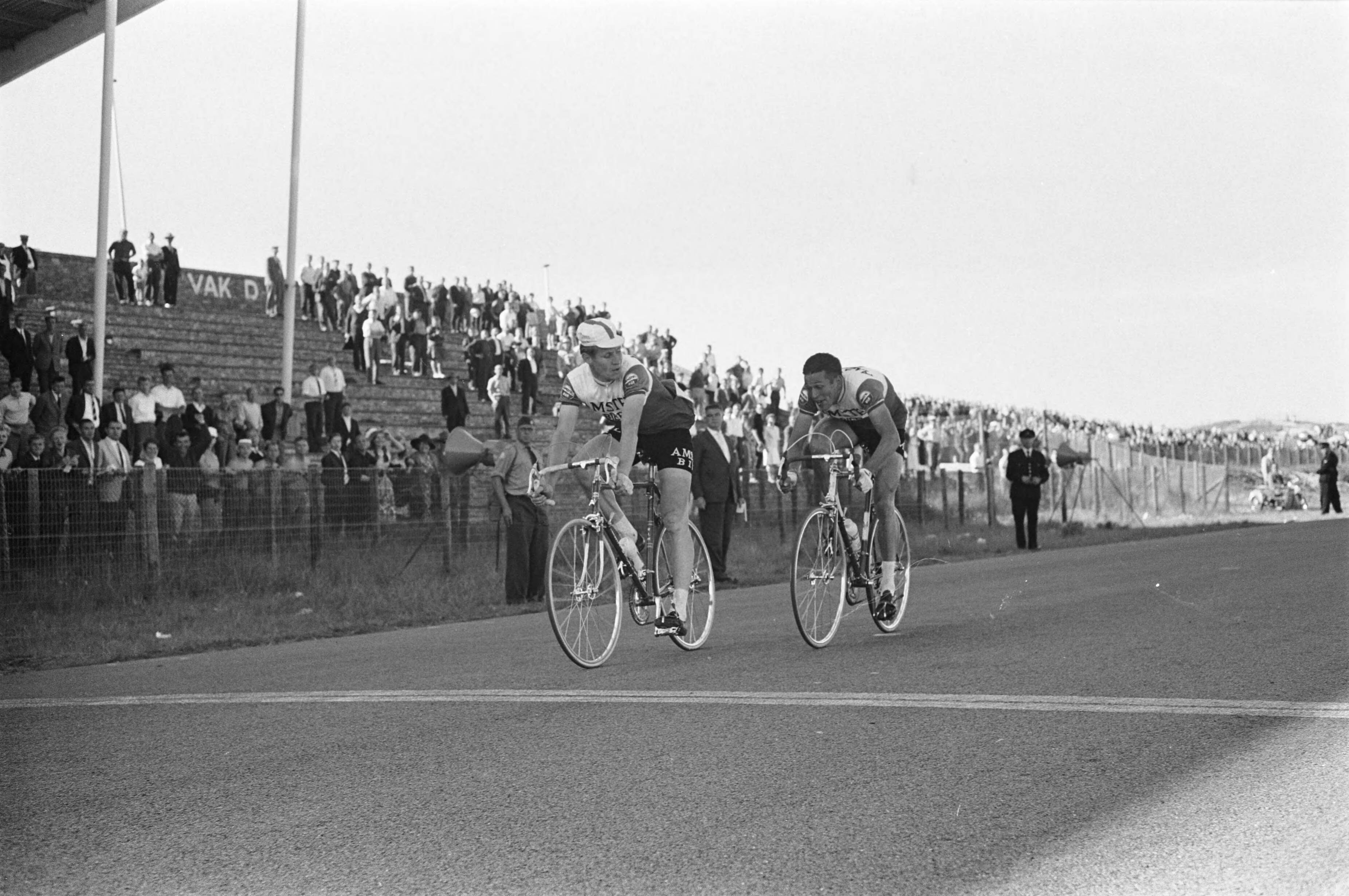 NK Wielrennen 1963 — Nederlands kampioenschap wielrennen op de weg op Circuit Zandvoort. Bij de profs werd Peter Post kampioen. Hier finisht hij voor ploeggenoot Dick Groeneweg — Foto: Pot, Harry / Anefo. Licentie: Set B: Rechtenvrij / Publiek Domein. Bron: Nationaal Archief. http://hdl.handle.net/10648/aa3f365a-d0b4-102d-bcf8-003048976d84