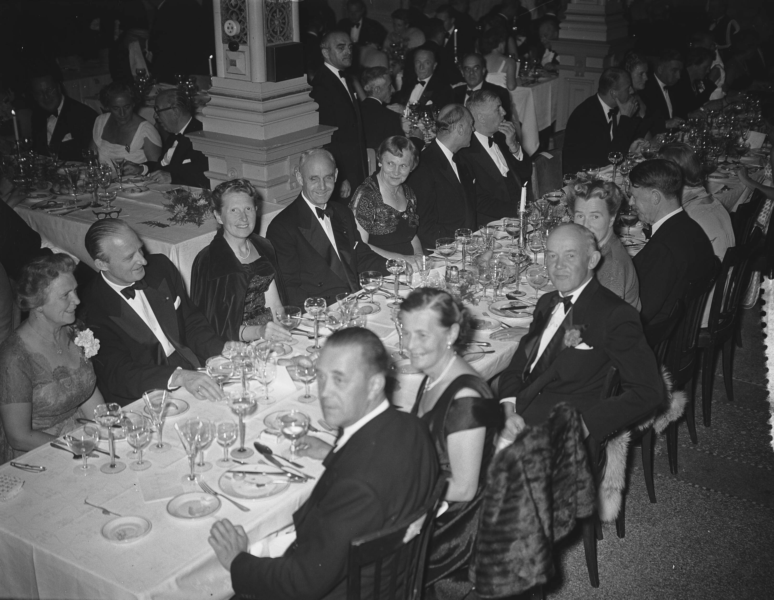 Fotocollectie Anefo — Congres zee-assuradeuren Den Haag, Banket — Foto: Bilsen, Joop van / Anefo. Licentie: Set B: Rechtenvrij / Publiek Domein. Bron: Nationaal Archief. http://hdl.handle.net/10648/a9295340-d0b4-102d-bcf8-003048976d84