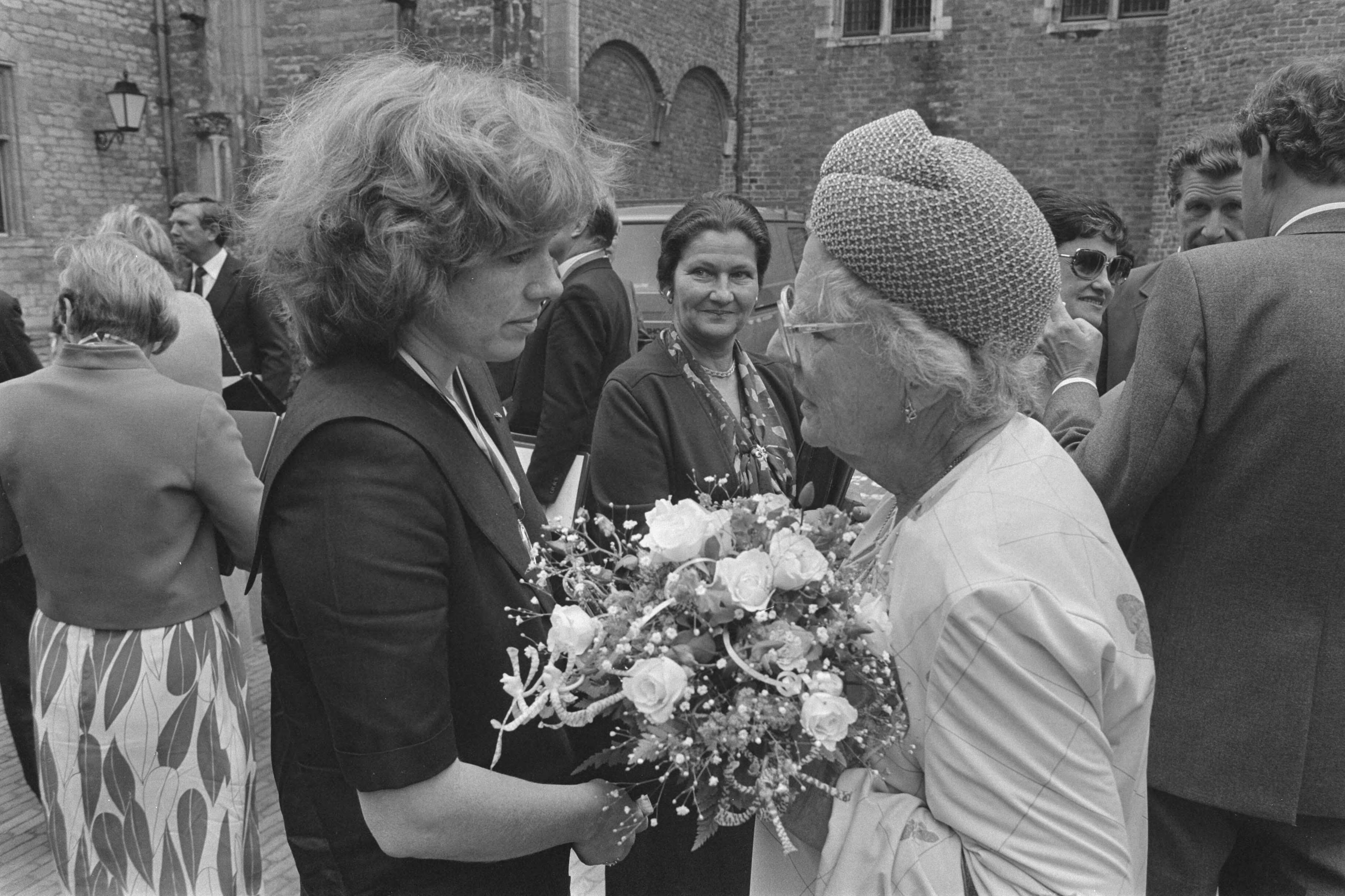 Fotocollectie Anefo — Prinses Juliana bij uitreiking Four Freedoms Awards in Middelburg; Prinses Juliana in gesprek met actrice Liv Ullman (l) en Simone Veil — Foto: Croes, Rob C. / Anefo. Licentie: Set B: Rechtenvrij / Publiek Domein. Bron: Nationaal Archief. http://hdl.handle.net/10648/ad3a7ba8-d0b4-102d-bcf8-003048976d84