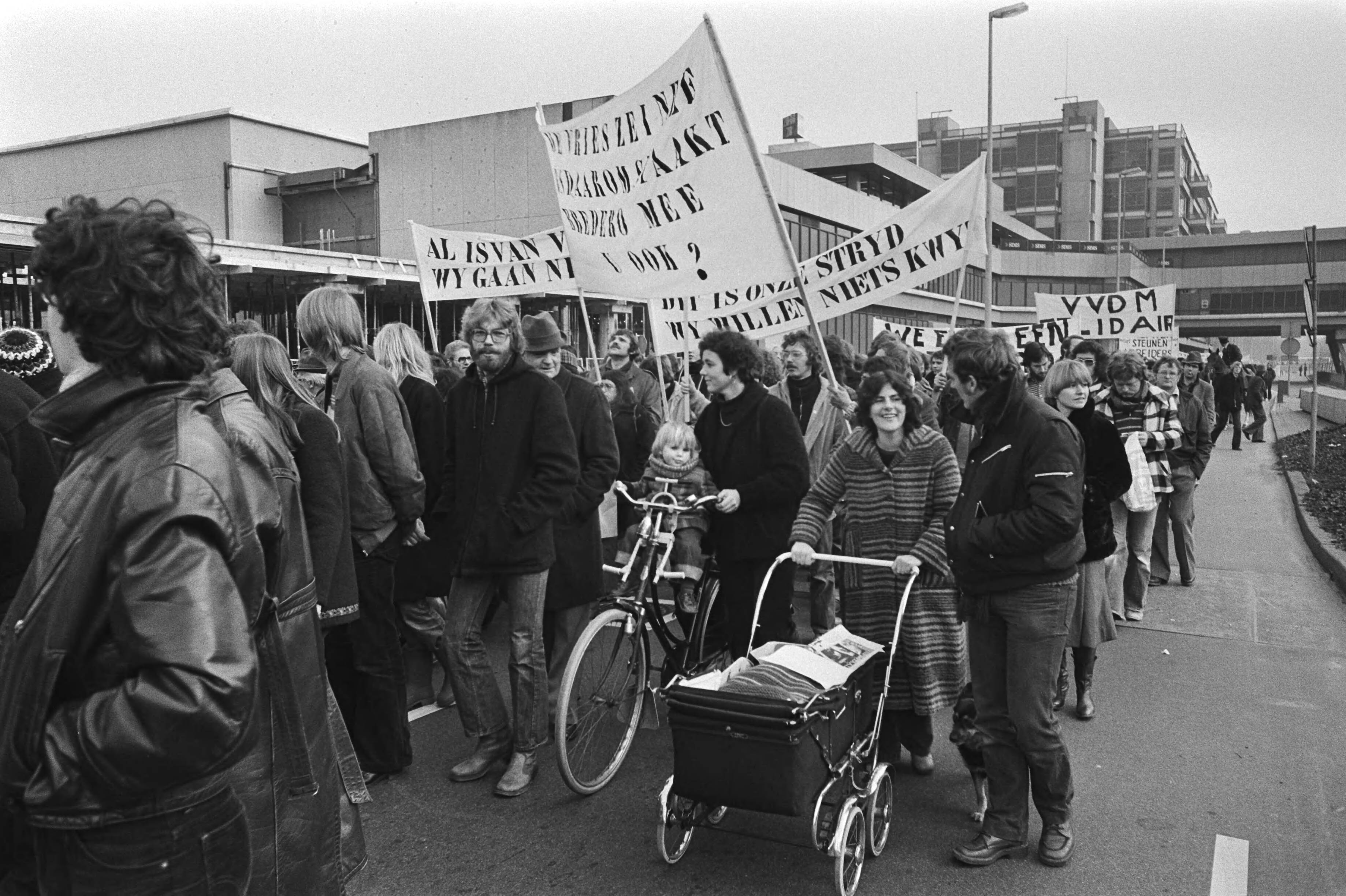 Fotocollectie Anefo — Demonstratie voor betere arbeidsvoorwaarden in Utrecht; (VVDM-solidair) — Foto: Peters, Hans / Anefo. Licentie: Set B: Rechtenvrij / Publiek Domein. Bron: Nationaal Archief. http://hdl.handle.net/10648/ac95dbfc-d0b4-102d-bcf8-003048976d84