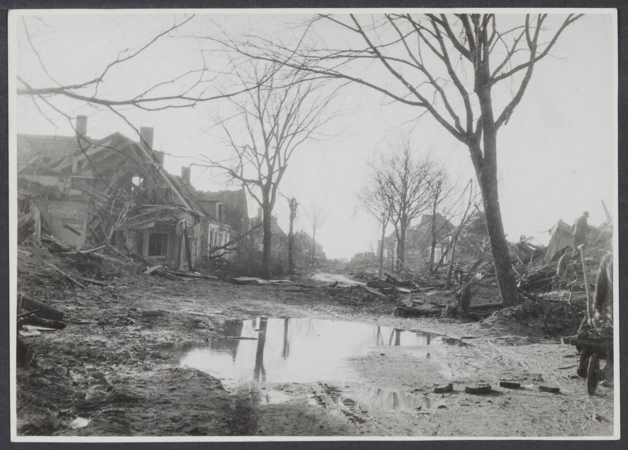 Westkapelle. Raid op de wijk van - 1944 — Totaal vernietigde Dorpstraat te Westkapelle bij laat water. Er bleef geen huis onbeschadigd — Foto: Onbekend / Publiek Domein of Rechtenvrij. Licentie: Set B: Rechtenvrij / Publiek Domein. Bron: Nationaal Archief. http://hdl.handle.net/10648/c64c4d2b-13d9-48f5-8037-5deec5fb885d