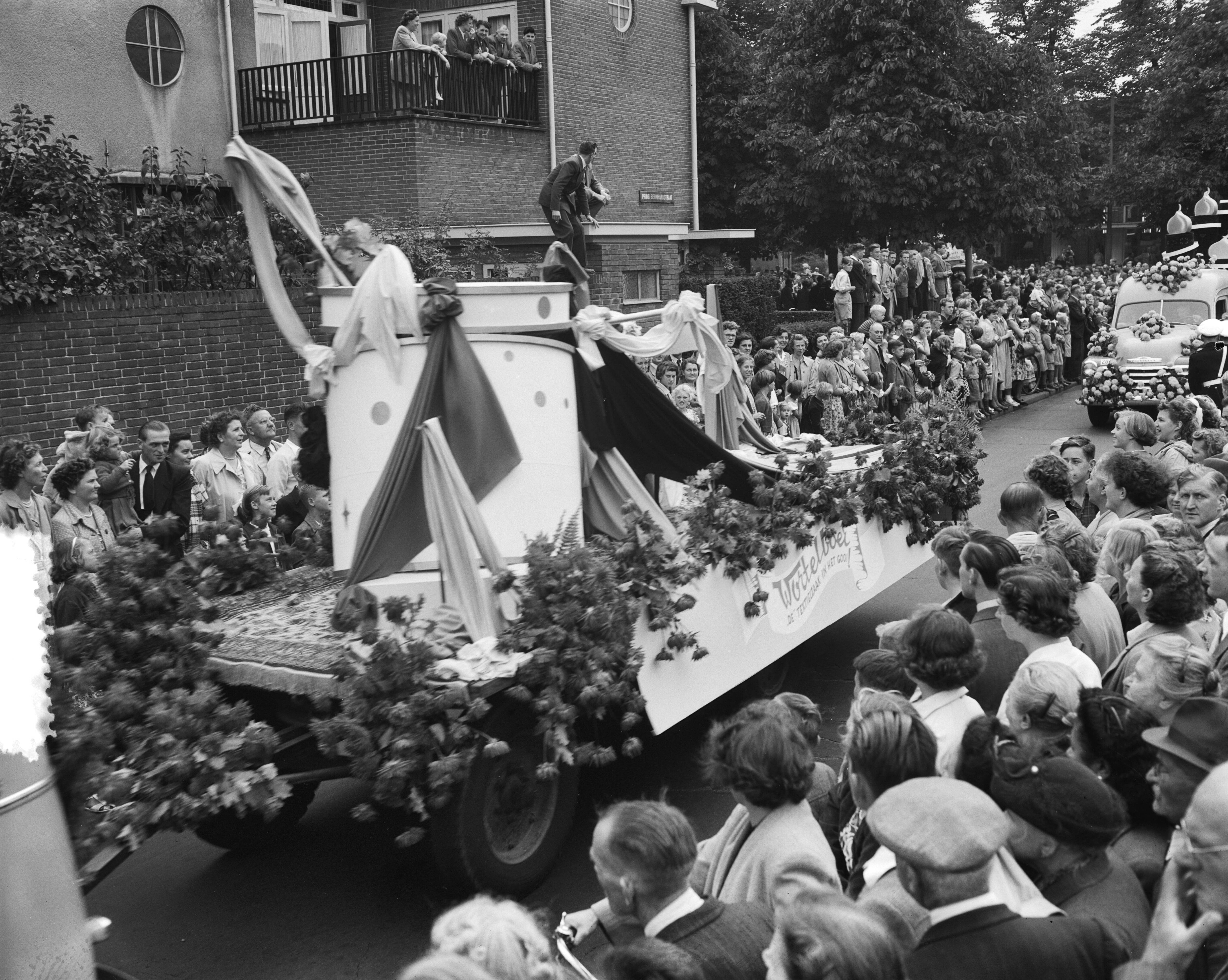 Fotocollectie Anefo — Bloemencorso Hilversum — Foto: Consenheim, Wim / Anefo. Licentie: Set B: Rechtenvrij / Publiek Domein. Bron: Nationaal Archief. http://hdl.handle.net/10648/a8fedcd2-d0b4-102d-bcf8-003048976d84