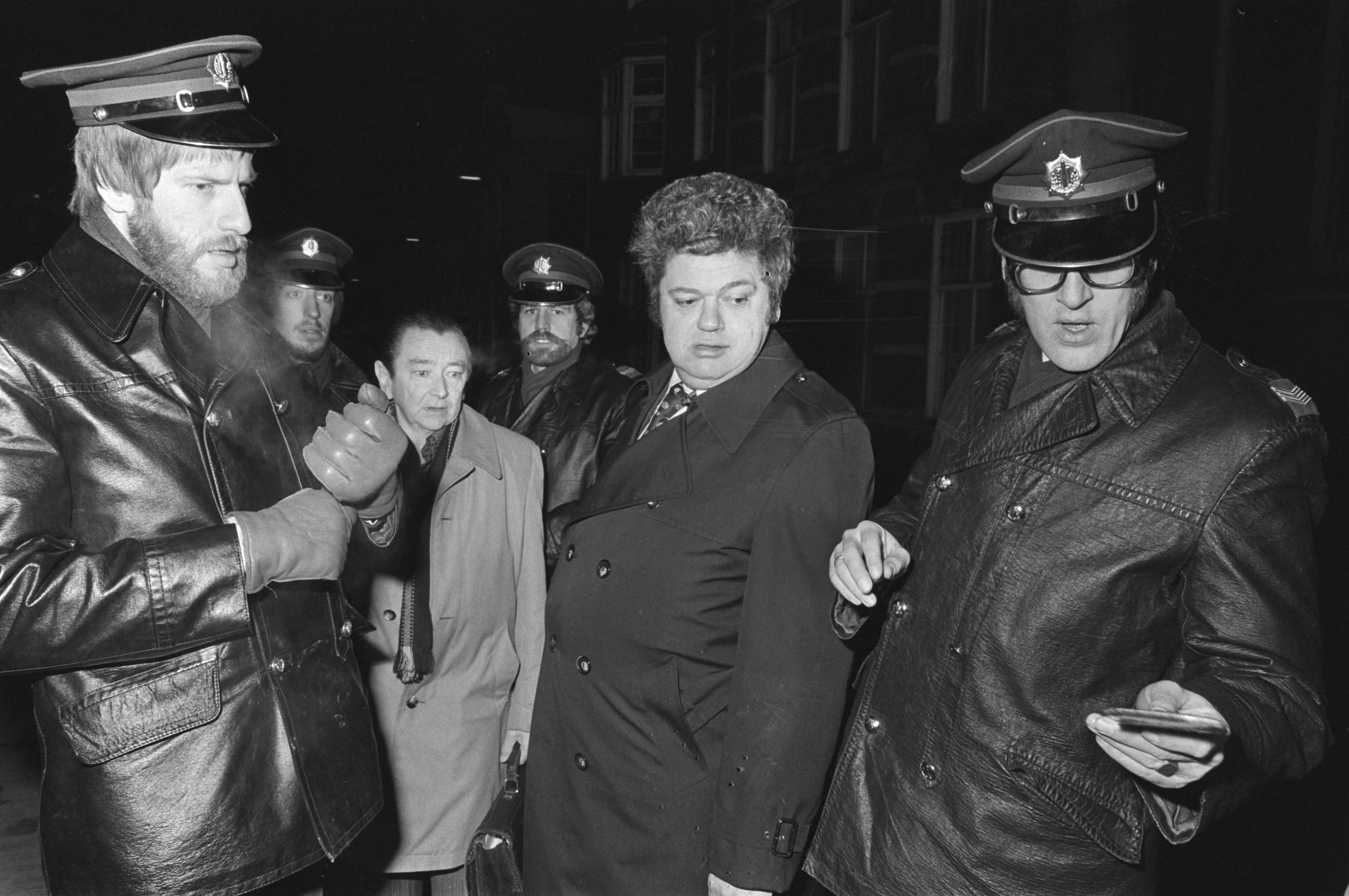 Fotocollectie Anefo — Proces tegen RAF-lid Kurt Folkerts in Utrecht; pasjescontrole door politie bij gerechtsgebouw en burgemeester Vonhoff — Foto: Peters, Hans / Anefo. Licentie: Set B: Rechtenvrij / Publiek Domein. Bron: Nationaal Archief. http://hdl.handle.net/10648/aca7ba16-d0b4-102d-bcf8-003048976d84
