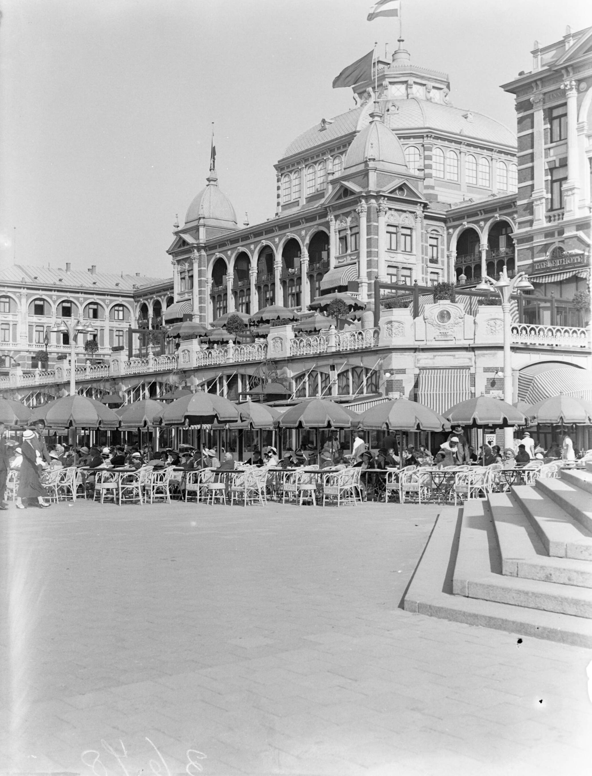 Scheveningen. — Het Kurhaus in Scheveningen — Foto: Poll, Willem van de. Licentie: Set B: Rechtenvrij / Publiek Domein. Bron: Nationaal Archief. http://hdl.handle.net/10648/ae9ac872-d0b4-102d-bcf8-003048976d84