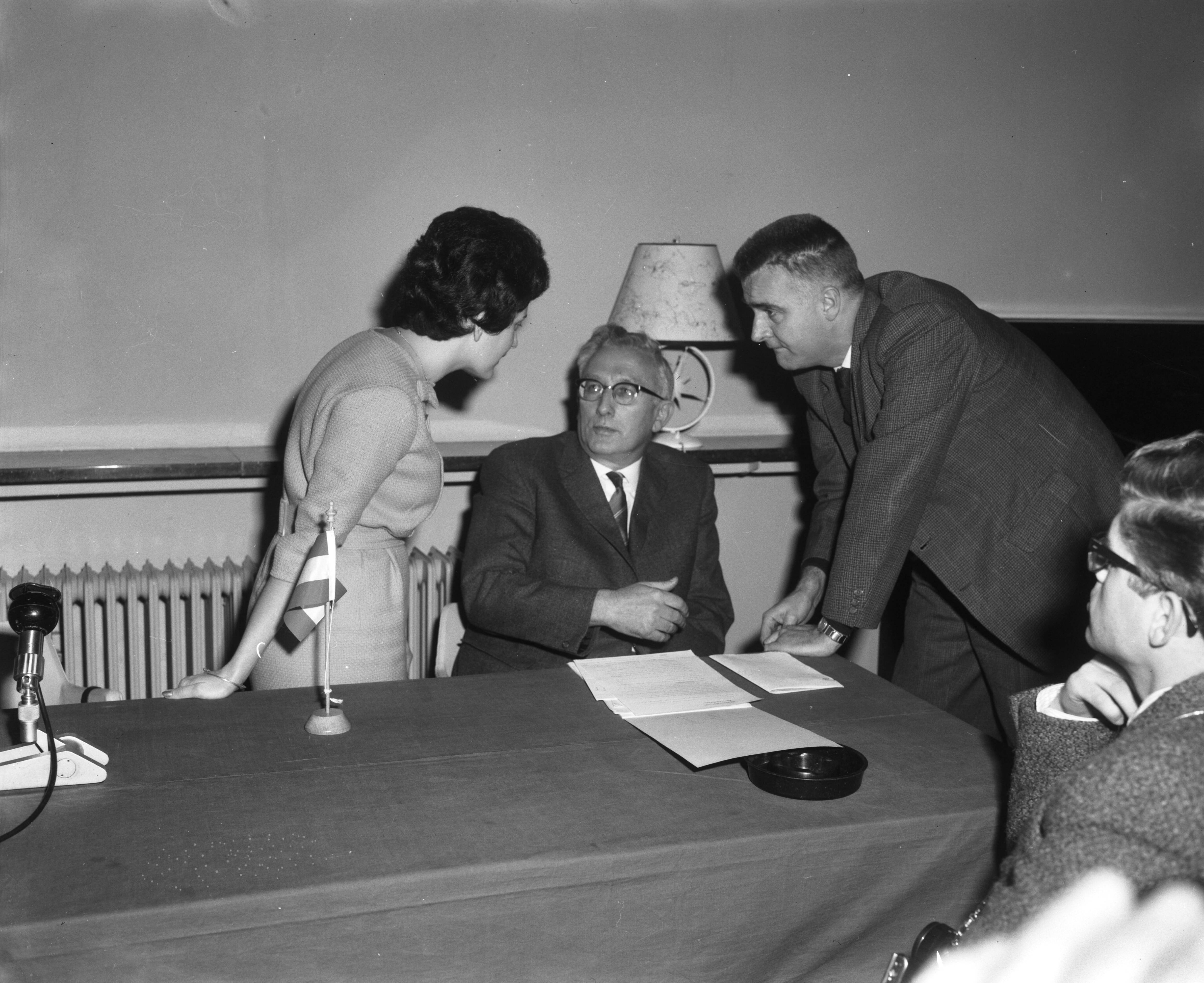 Fotocollectie Anefo — Persconferentie van Anneke Beekman in Maastricht. Anneke tijdens persconferentie. Met bril mr. De Kort — Foto: Koch, Eric / Anefo. Licentie: Set B: Rechtenvrij / Publiek Domein. Bron: Nationaal Archief. http://hdl.handle.net/10648/a9eec83c-d0b4-102d-bcf8-003048976d84