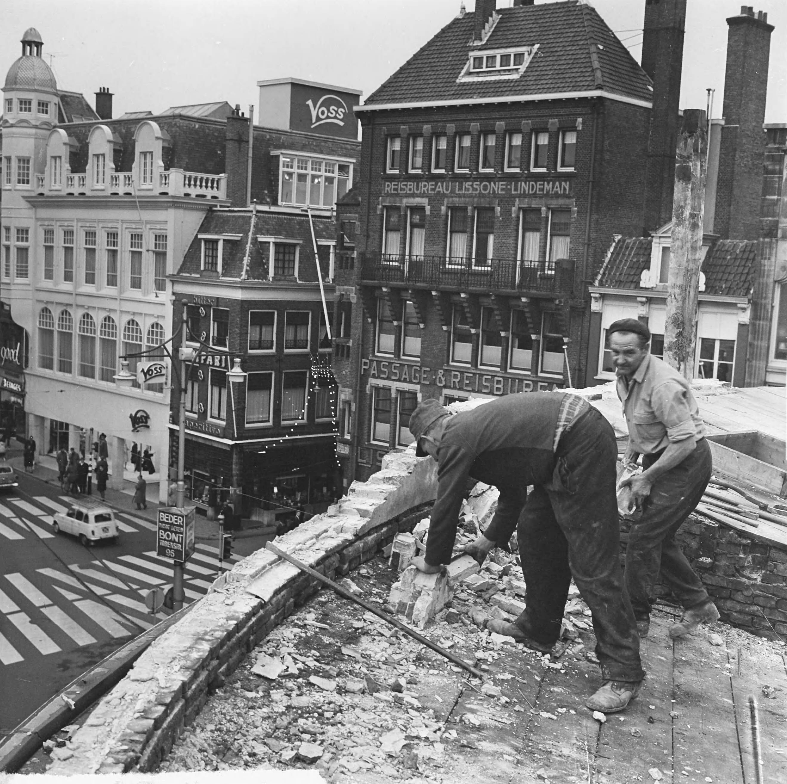 Fotocollectie Anefo — Den Haag krijgt nieuw hart, rond het oud stadhuis, begonnen met afbreken gebouwen — Foto: Koch, Eric / Anefo. Licentie: Set B: Rechtenvrij / Publiek Domein. Bron: Nationaal Archief. http://hdl.handle.net/10648/aa83b51e-d0b4-102d-bcf8-003048976d84