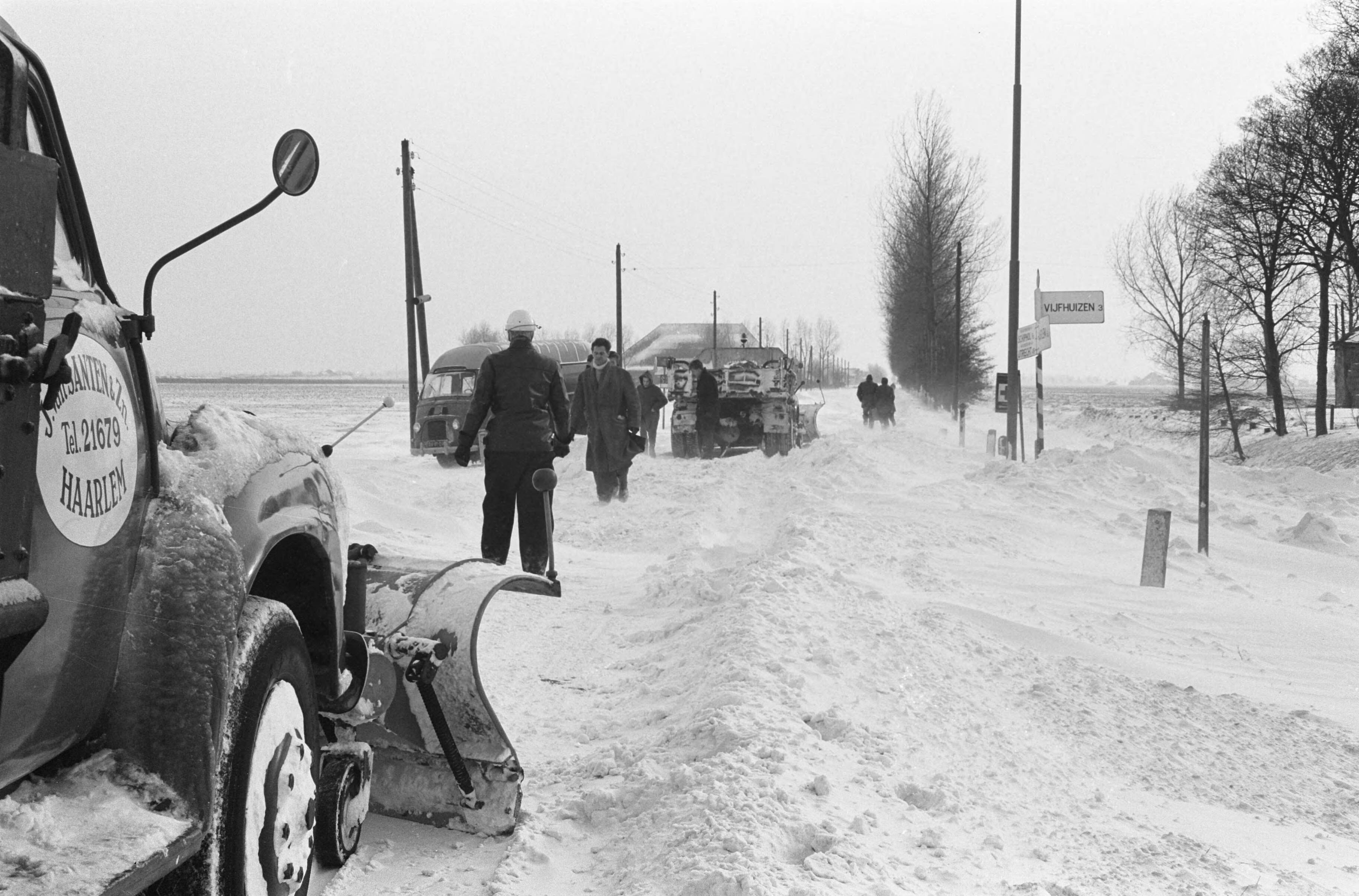 Fotocollectie Anefo — Sneeuw overlast op Schipholweg van Haarlem naar Schiphol — Foto: Pot, Harry / Anefo. Licentie: Set B: Rechtenvrij / Publiek Domein. Bron: Nationaal Archief. http://hdl.handle.net/10648/aa2496ec-d0b4-102d-bcf8-003048976d84