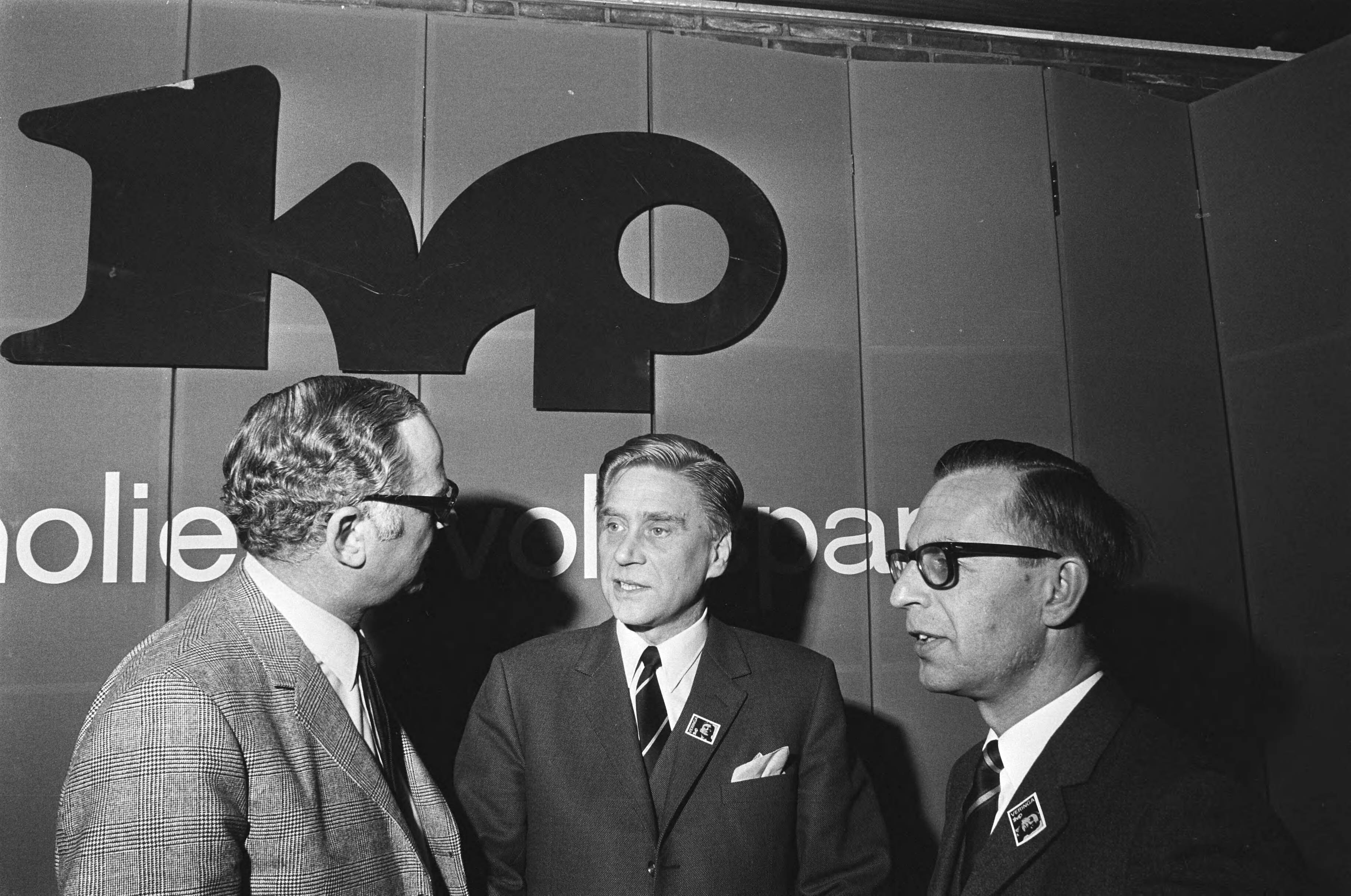 Partijraad van de KVP in Turfschip Breda over samenwerking met de VVD — Links Fons van der Stee, rechts van hem Gerard Veringa — Foto: Fotograaf Onbekend / Anefo. Licentie: Set B: Rechtenvrij / Publiek Domein. Bron: Nationaal Archief. http://hdl.handle.net/10648/abb90470-d0b4-102d-bcf8-003048976d84