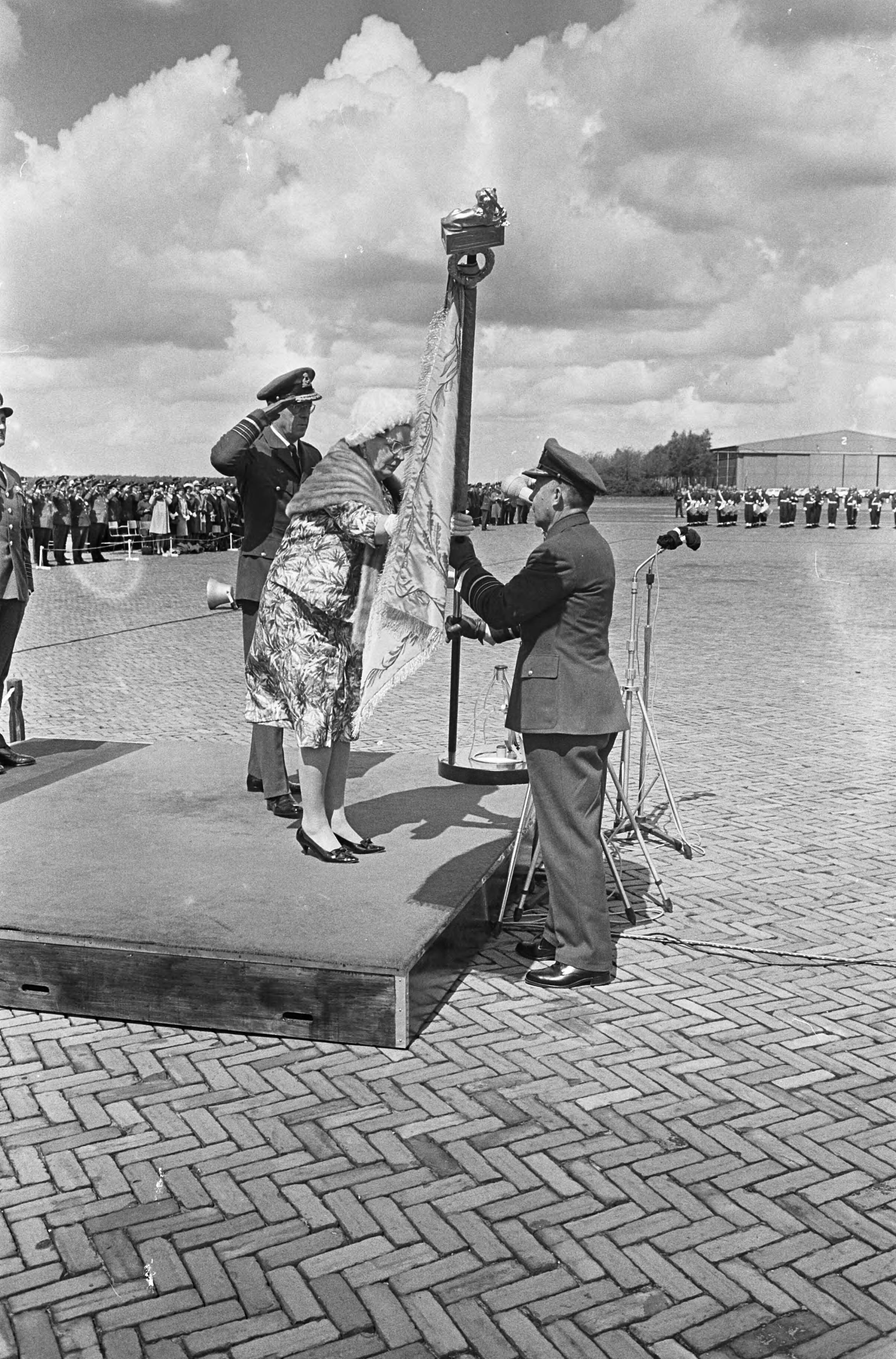 Fotocollectie Anefo — Koningin Juliana geeft vaandel aan de Koninklijke Luchtmacht. Overhandiging van het vaandel aan de bevelhebber der luchtstrijdkrachten, luitenant-generaal A.B.Wolff — Foto: Koch, Eric / Anefo. Licentie: Set B: Rechtenvrij / Publiek Domein. Bron: Nationaal Archief. http://hdl.handle.net/10648/aaa94f54-d0b4-102d-bcf8-003048976d84