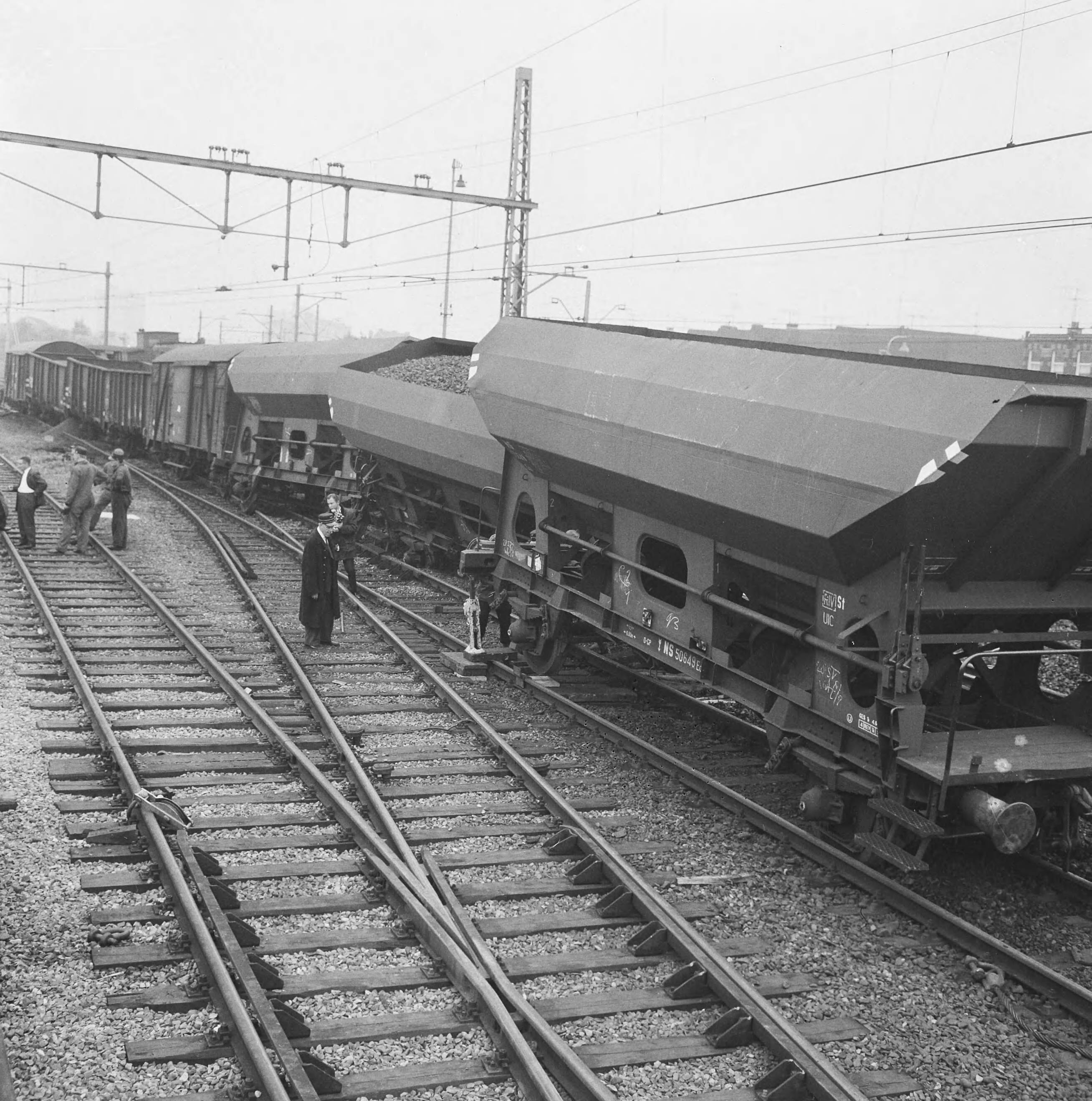 Fotocollectie Anefo — Goederentrein op het station Hollands-Spoor te Den Haag ontspoord, overzicht ravage — Foto: Evers, Joost / Anefo. Licentie: Set B: Rechtenvrij / Publiek Domein. Bron: Nationaal Archief. http://hdl.handle.net/10648/aac1171a-d0b4-102d-bcf8-003048976d84