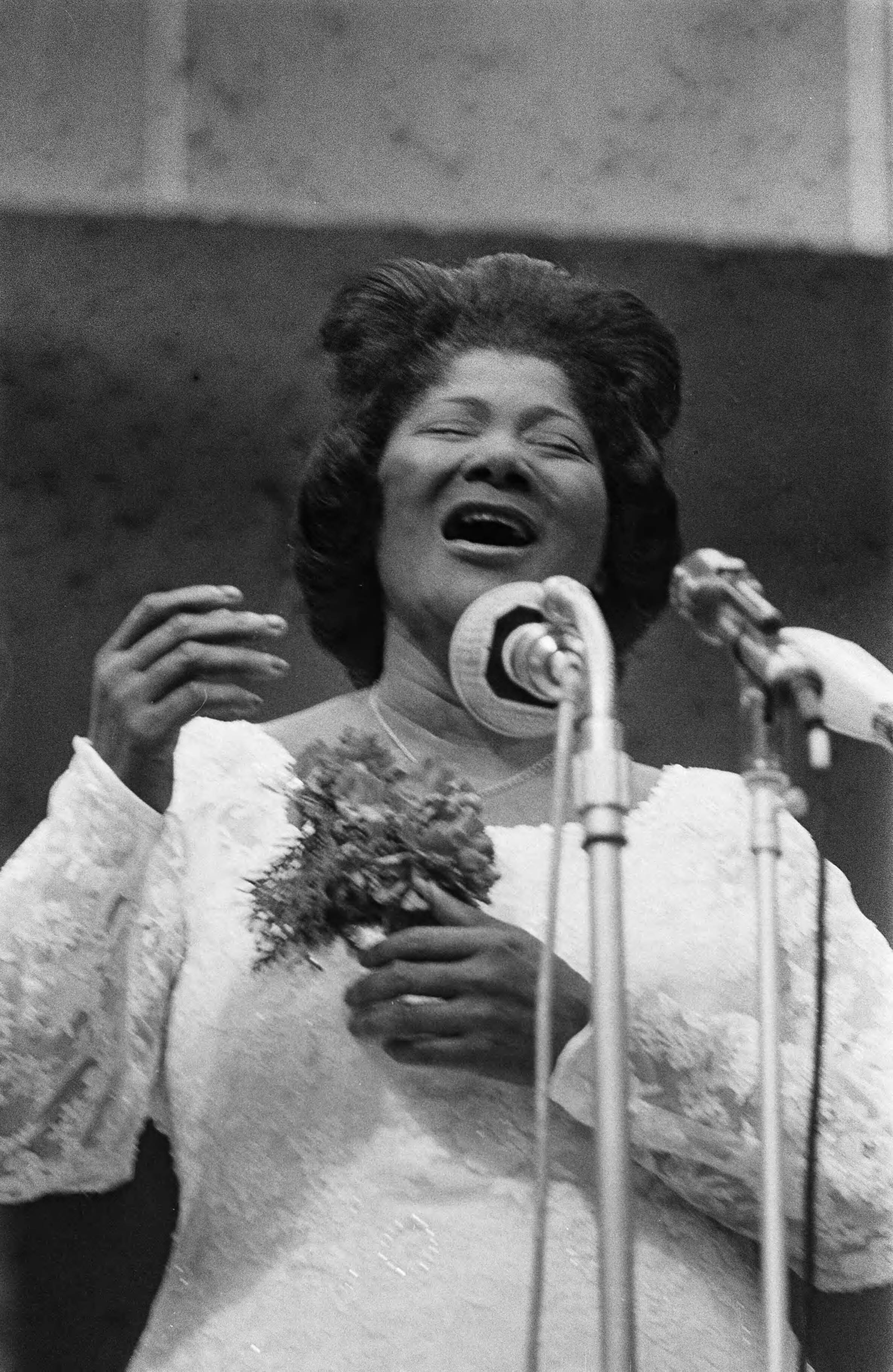 Fotocollectie Anefo — Mahalia Jackson tijdens haar optreden in de Irenehal in Utrecht voor jeugdmanifestatie Jeugd en Bijbel , tijdens haar optreden — Foto: Gelderen, Hugo van / Anefo. Licentie: Set B: Rechtenvrij / Publiek Domein. Bron: Nationaal Archief. http://hdl.handle.net/10648/aa6817d2-d0b4-102d-bcf8-003048976d84