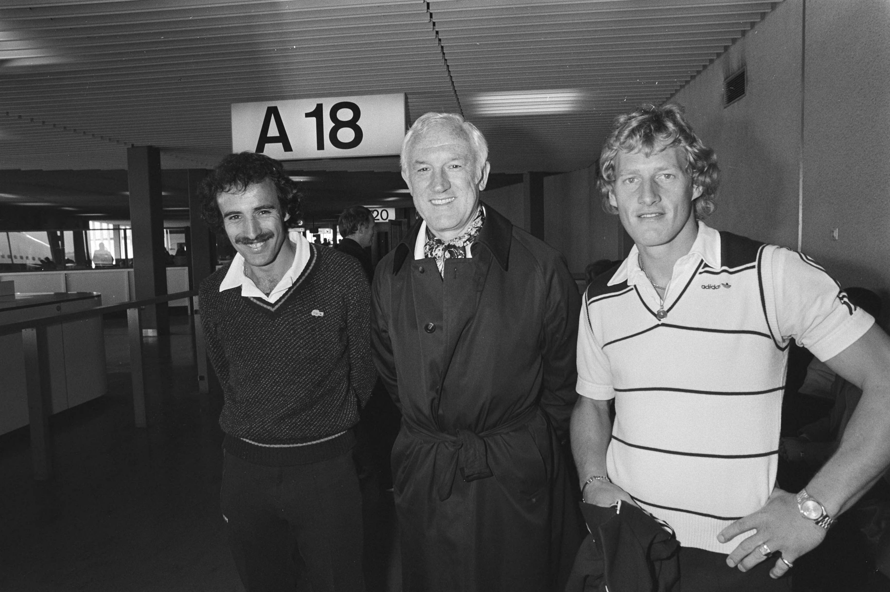 Fotocollectie Anefo — AZ67 naar Sofia voor Europacup III wedstrijd tegen Levski Spartak Sofia , v.l.n.r. Kurt Welzl , trainer Kessler, Kees Kist op Schiphol — Foto: Dijk, Hans van / Anefo. Licentie: Set B: Rechtenvrij / Publiek Domein. Bron: Nationaal Archief. http://hdl.handle.net/10648/aceb65d6-d0b4-102d-bcf8-003048976d84