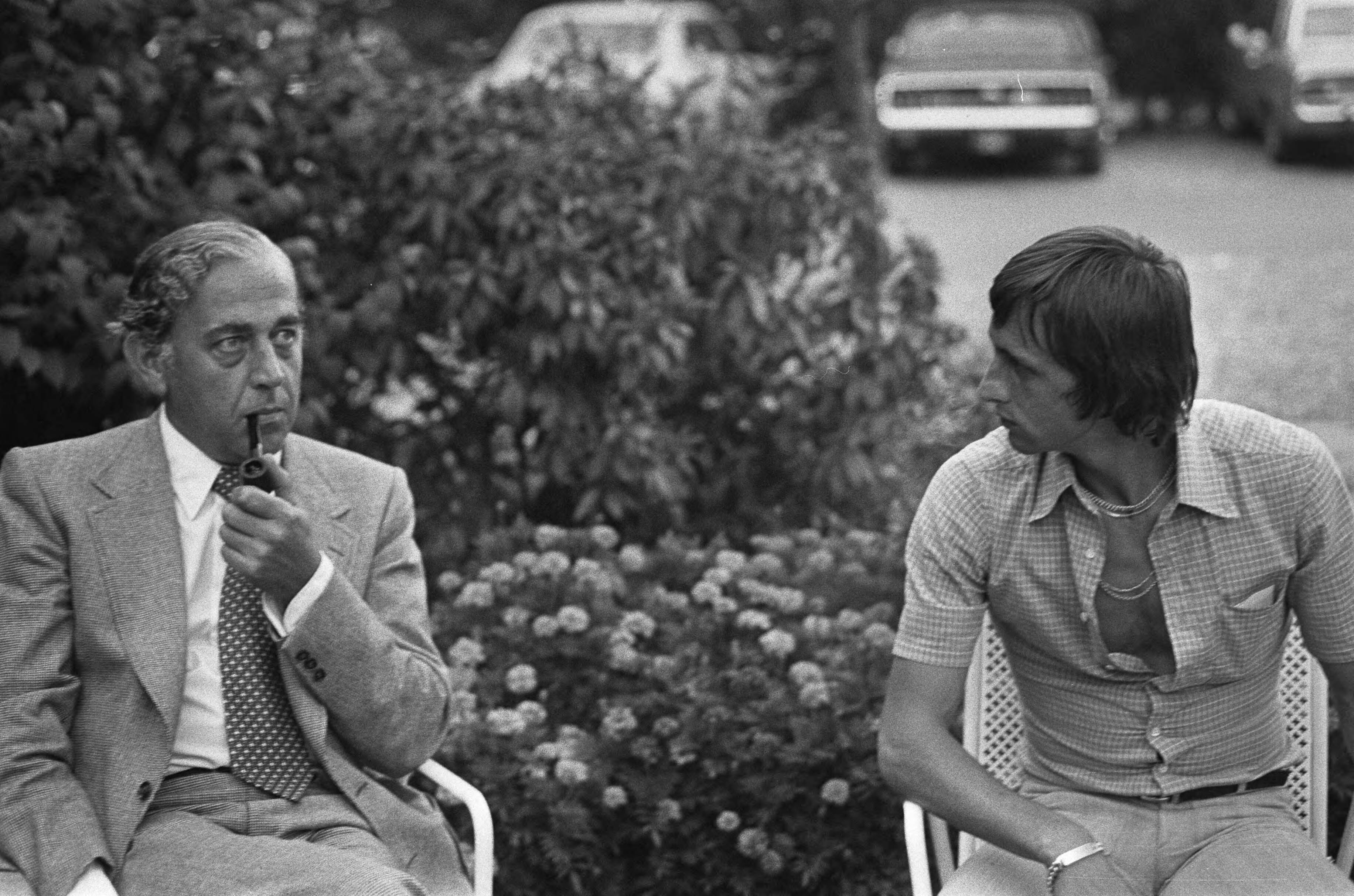 Fotocollectie Anefo — Bestuur sectie betaald voetbal KNVB vergadert in Zeist over vertrek Johan Cruijff naar Barcelona, nummer 18 en 19 mr. Jonker (links) en Cruijff, nummer 20 en 21 — Foto: Peters, Hans / Anefo. Licentie: Set B: Rechtenvrij / Publiek Domein. Bron: Nationaal Archief. http://hdl.handle.net/10648/ac3438b6-d0b4-102d-bcf8-003048976d84