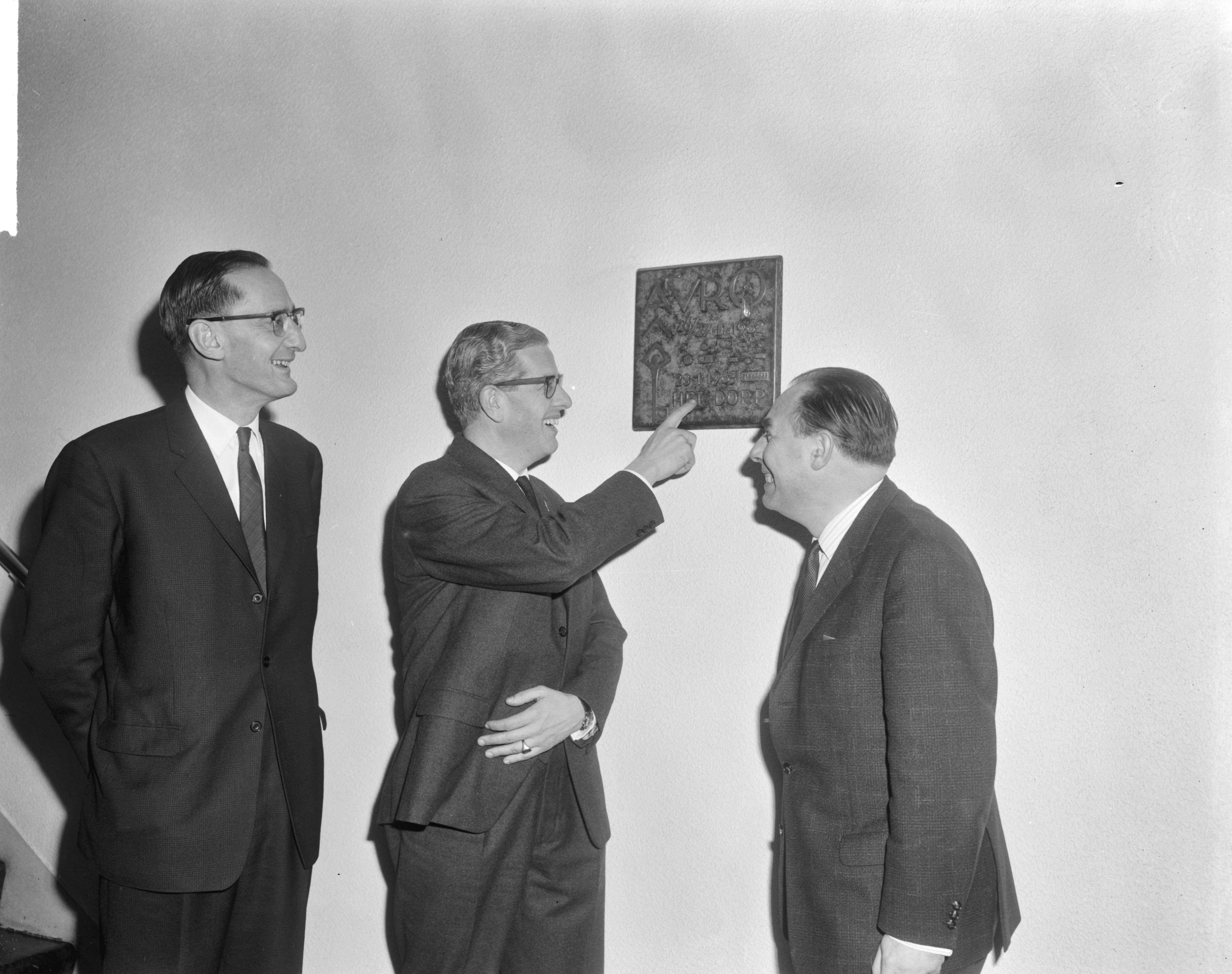 Fotocollectie Anefo — Plaquette onthuld van Ons Dorp in AVRO-studio, links dr. Klapwijk en rechts Ger Luchtenburg — Foto: Bilsen, Joop van / Anefo. Licentie: Set B: Rechtenvrij / Publiek Domein. Bron: Nationaal Archief. http://hdl.handle.net/10648/aa87b1f0-d0b4-102d-bcf8-003048976d84