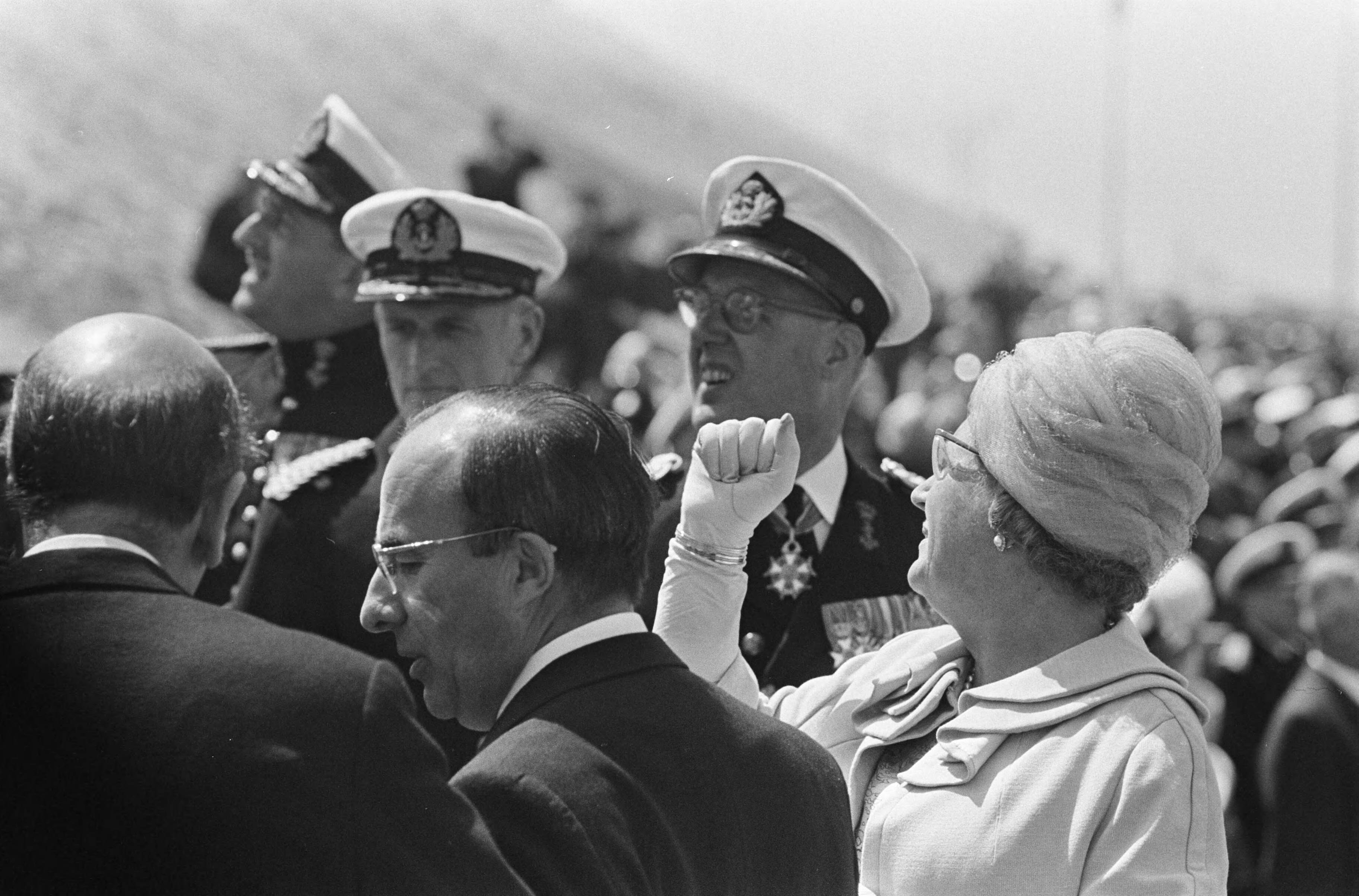 Koningin Juliana onthult het Marinemonument te Scheveningen — Koningin Juliana en [...] — Foto: Koch, Eric / Anefo. Licentie: Set B: Rechtenvrij / Publiek Domein. Bron: Nationaal Archief. http://hdl.handle.net/10648/aaee785e-d0b4-102d-bcf8-003048976d84
