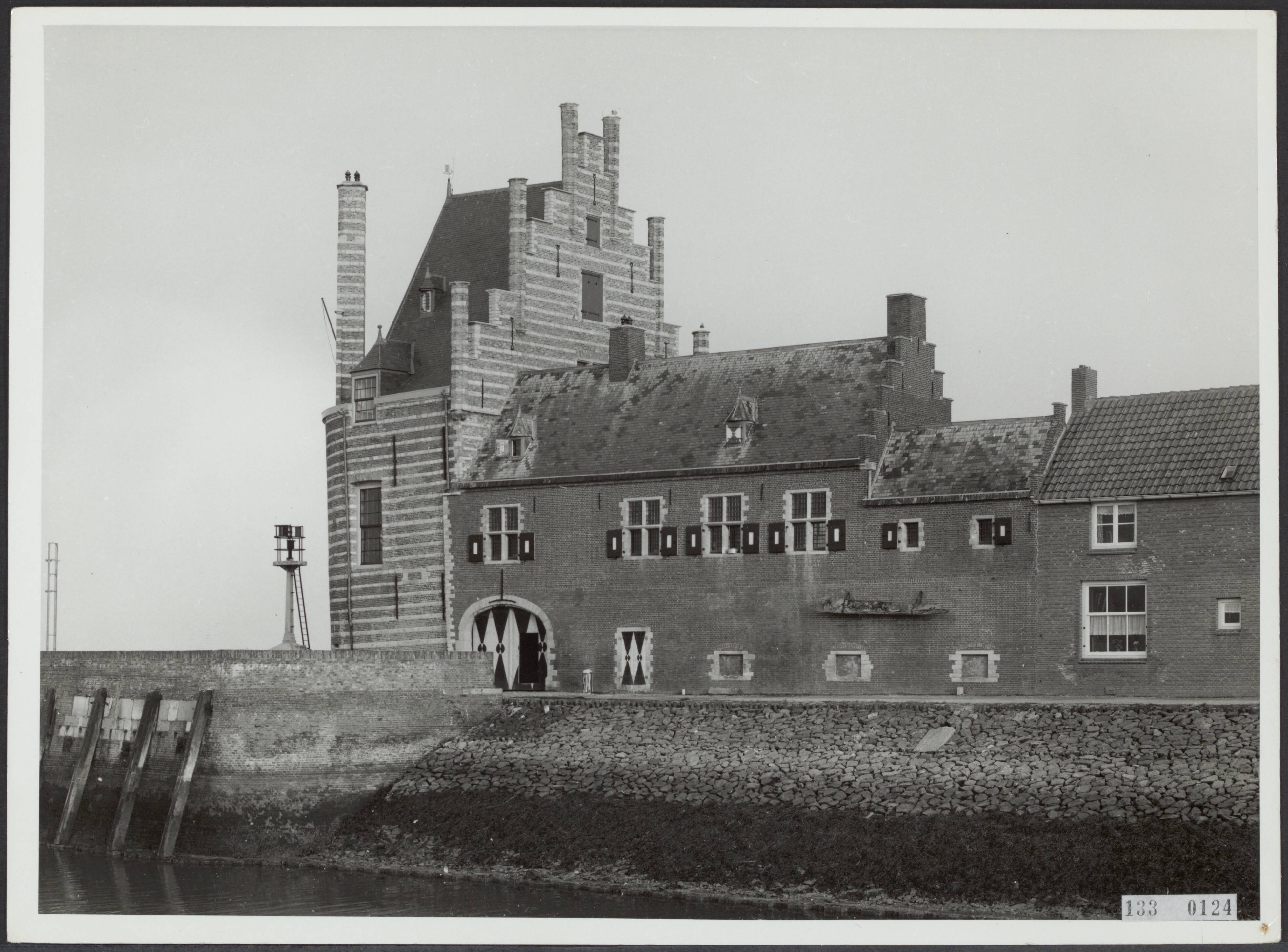 Fotocollectie Rijksvoorlichtingsdienst Eigen — Campveerse Toren te Veere. In het gebouw is een hotel gevestigd — Foto: Rijksdienst voor de Monumentenzorg. Licentie: Set B: Rechtenvrij / Publiek Domein. Bron: Nationaal Archief. http://hdl.handle.net/10648/af572e36-d0b4-102d-bcf8-003048976d84