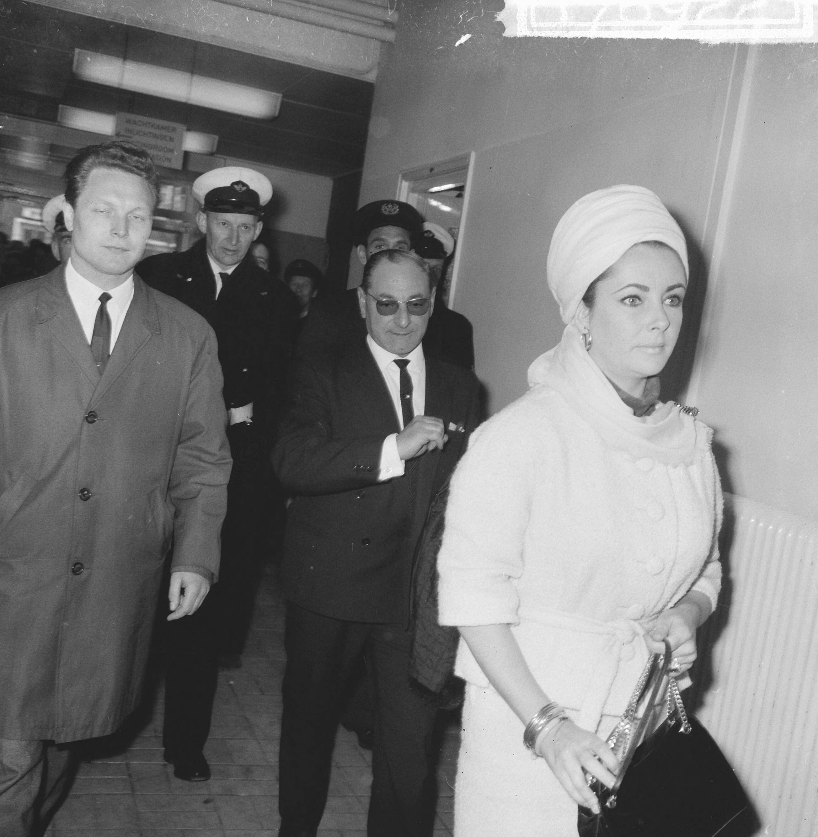 Fotocollectie Anefo — Liz Taylor op Schiphol (zij kwam naar filmopnamen van haar man Richard Burton kijken) — Foto: Nijs, Jac. de / Anefo. Licentie: Set B: Rechtenvrij / Publiek Domein. Bron: Nationaal Archief. http://hdl.handle.net/10648/aaa2a2f8-d0b4-102d-bcf8-003048976d84