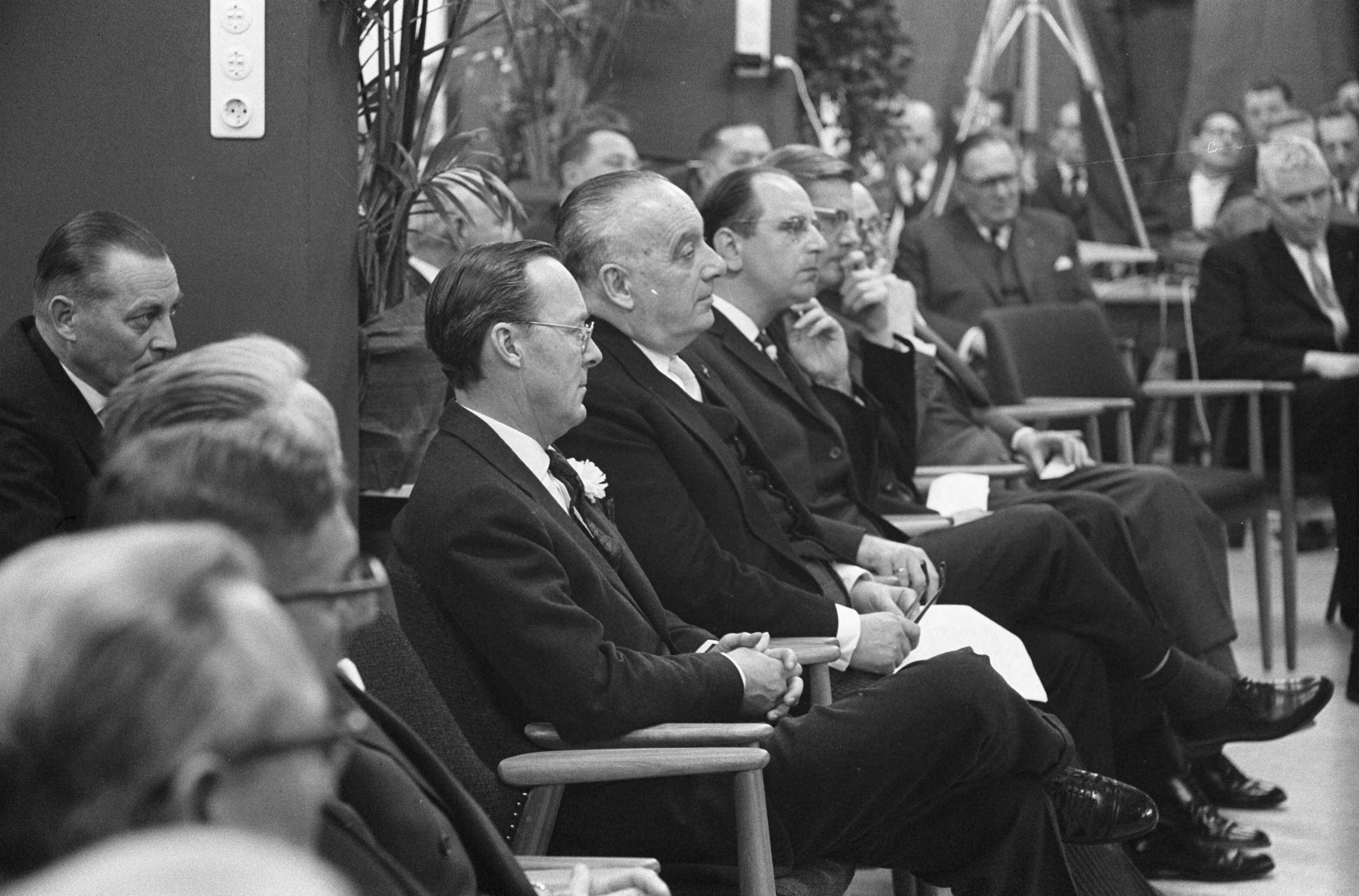 Fotocollectie Anefo — Prins Bernhard heeft het gebouw van de Centrale Kamer voor Handelsbevordering in Den Haag geopend. Prins Bernhard naast voorzitter Sidney J. van den Bergh en minister De Pous — Foto: Pot, Harry / Anefo. Licentie: Set B: Rechtenvrij / Publiek Domein. Bron: Nationaal Archief. http://hdl.handle.net/10648/aa281100-d0b4-102d-bcf8-003048976d84