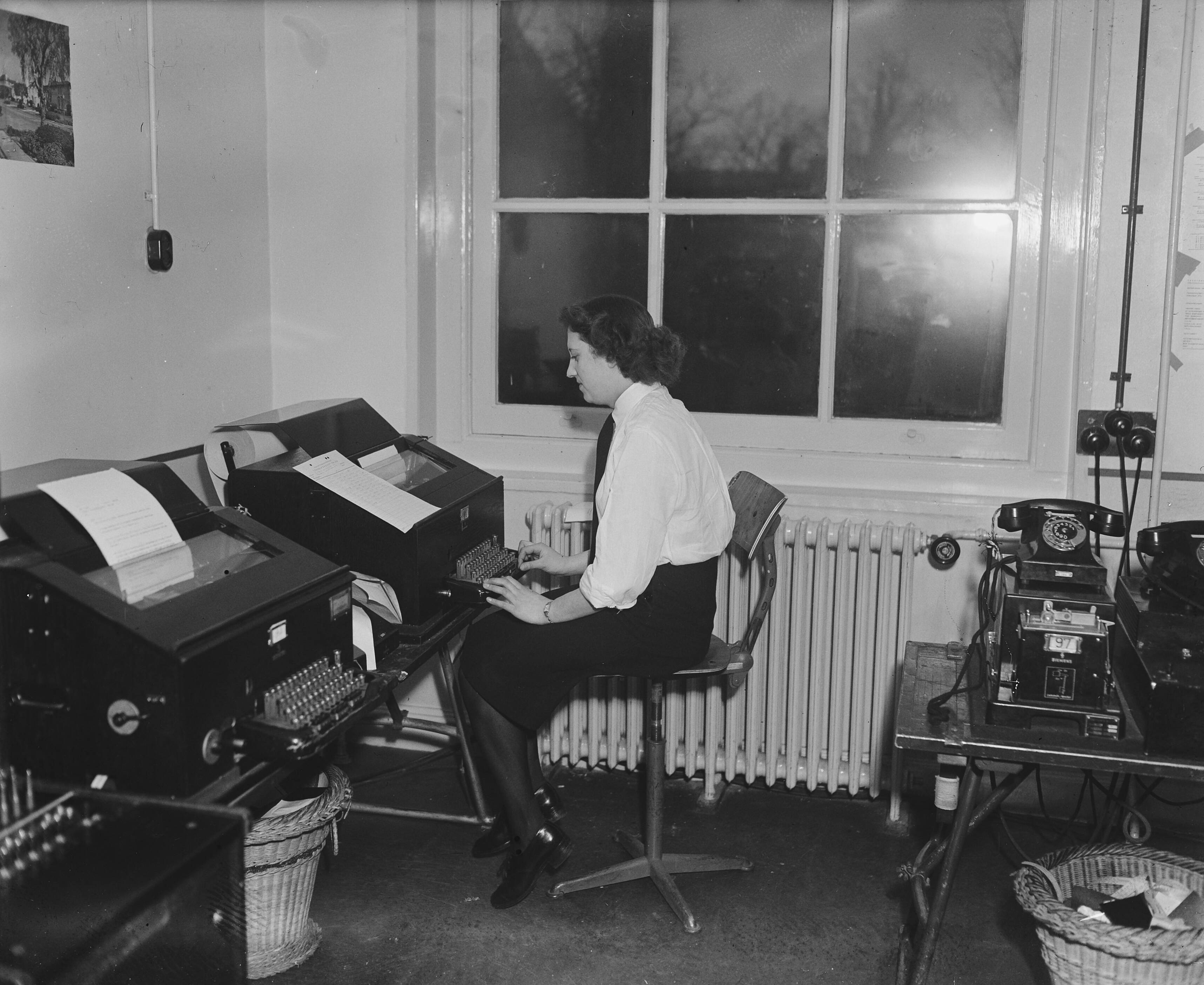 Reportage Marva (1948) — Marva telexiste in marine kantoor Lange Voorhout 9 te Den Haag — Foto: Snikkers, Anton / Anefo. Licentie: Set B: Rechtenvrij / Publiek Domein. Bron: Nationaal Archief. http://hdl.handle.net/10648/a8b23102-d0b4-102d-bcf8-003048976d84