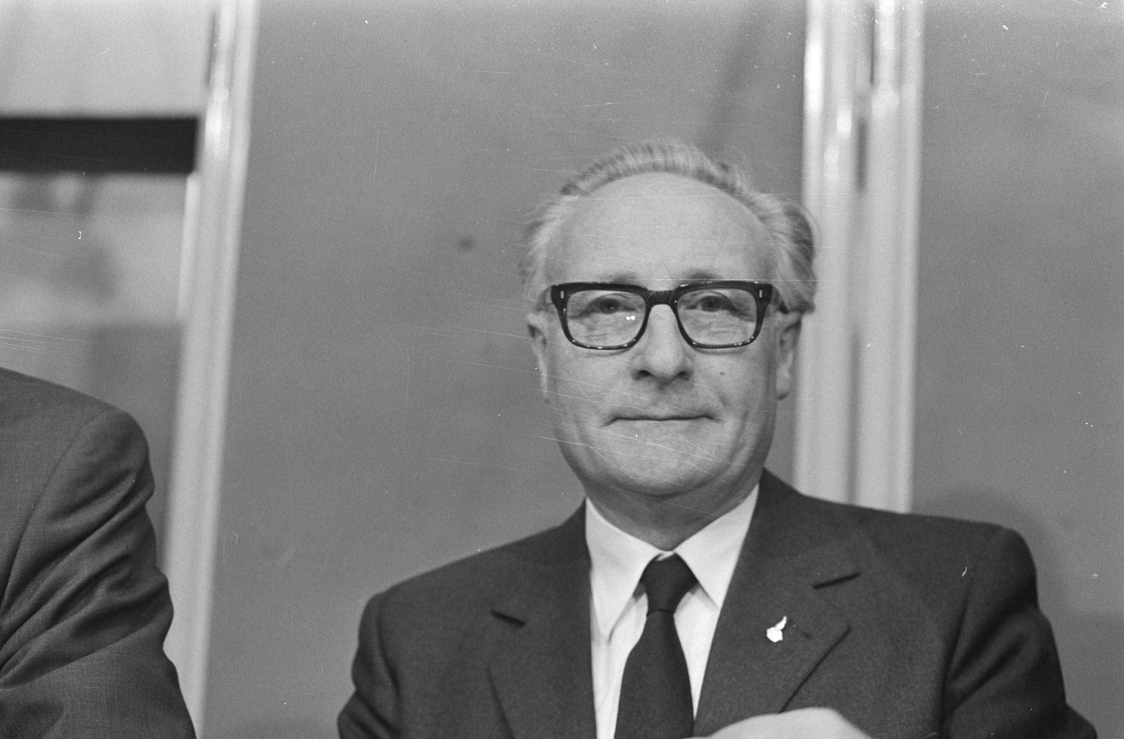 André Kloos volgt Jan Broeksz op als voorzitter van de VARA te Hilversum — Broeksz — Foto: Fotograaf Onbekend / Anefo. Licentie: Set B: Rechtenvrij / Publiek Domein. Bron: Nationaal Archief. http://hdl.handle.net/10648/abbe60b4-d0b4-102d-bcf8-003048976d84
