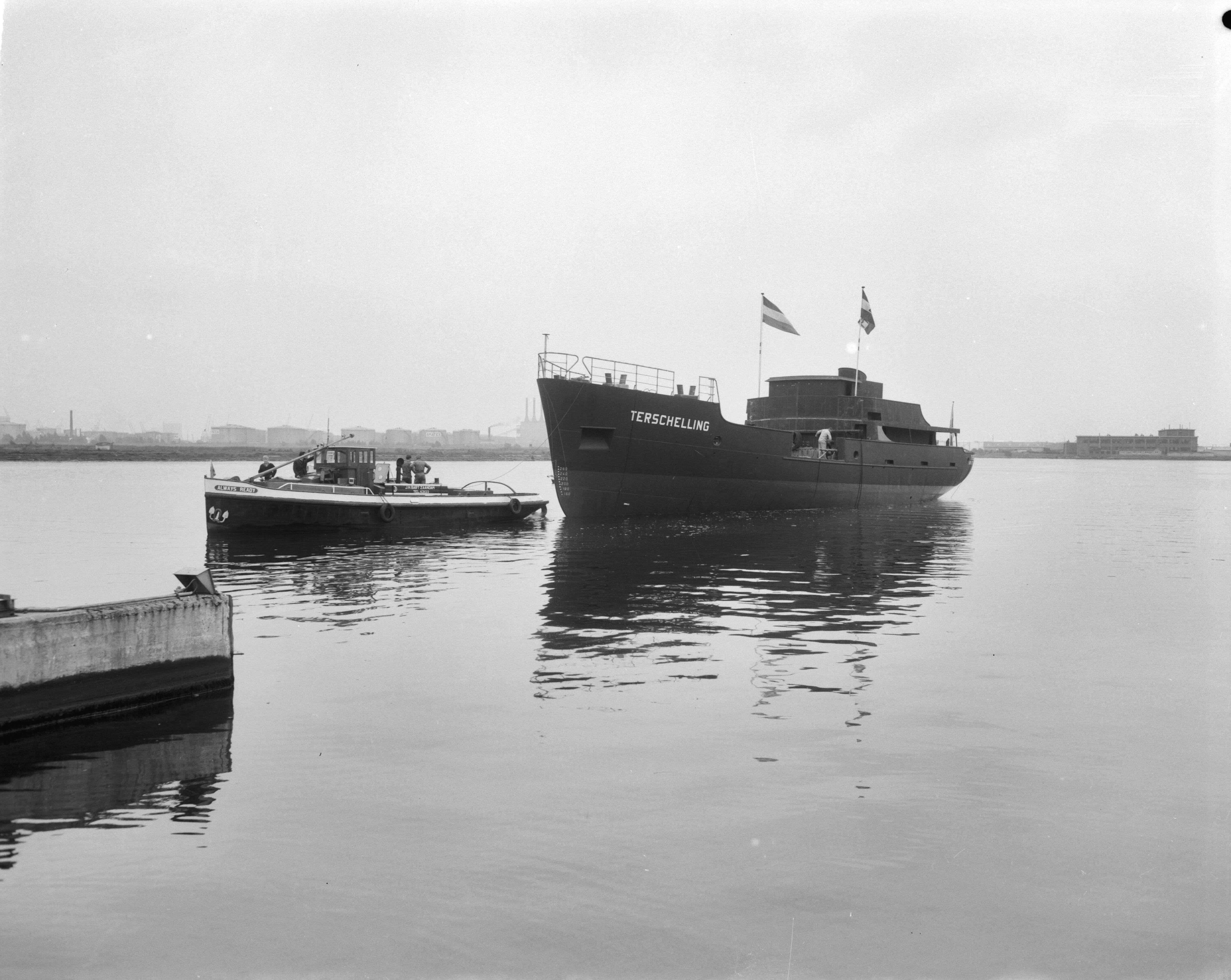 Tewaterlating betonningsvaartuig "Terschelling" — Tewaterlating betonningsvaartuig "Terschelling" op de scheepswerf Achtersluispolder van de Zaanlandse Scheepsbouw Maatschappij (Z.S.M.) — Foto: Bilsen, Joop van / Anefo. Licentie: Set B: Rechtenvrij / Publiek Domein. Bron: Nationaal Archief. http://hdl.handle.net/10648/aa46774e-d0b4-102d-bcf8-003048976d84