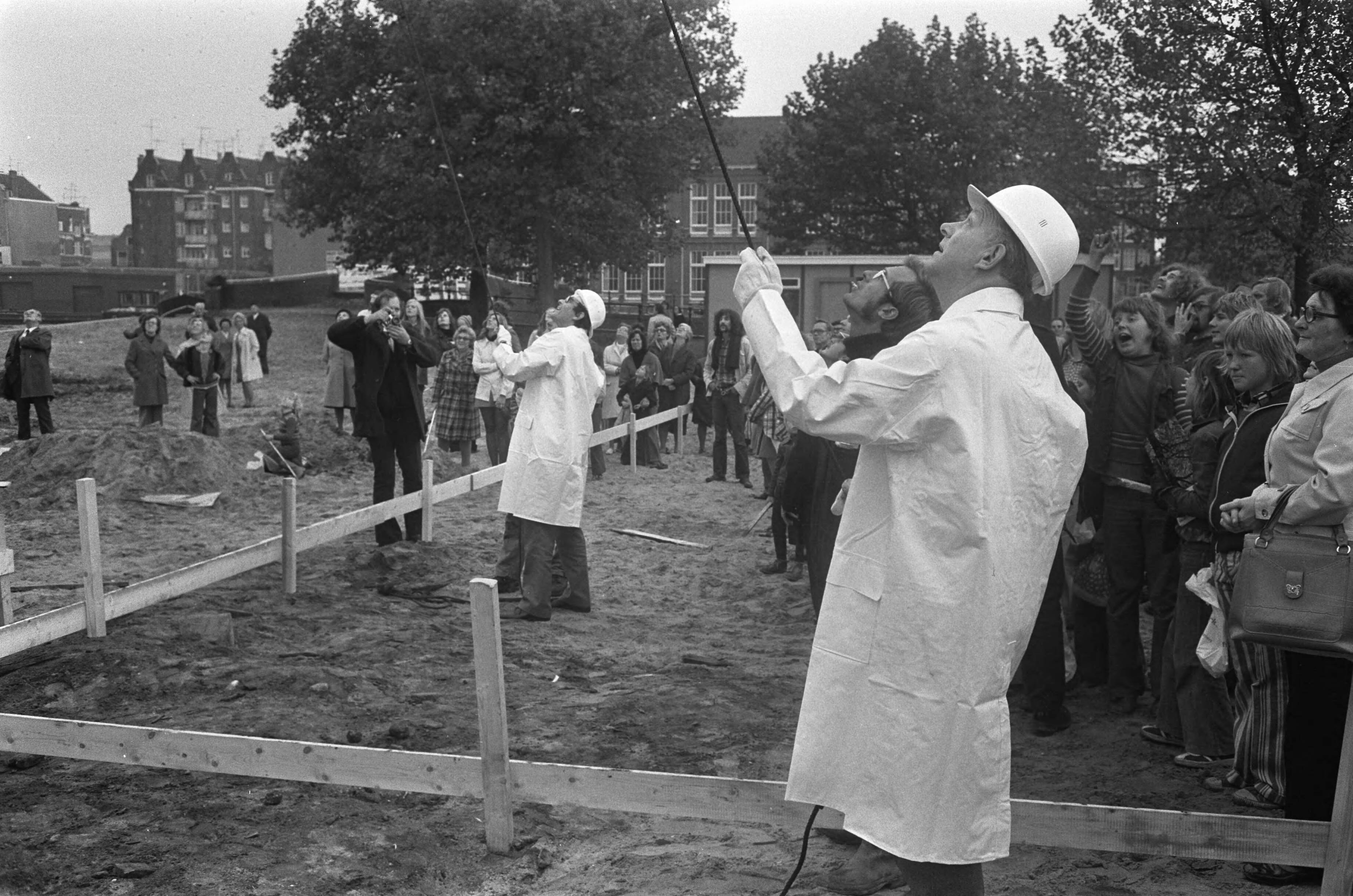 Fotocollectie Anefo — Eerste paal op Kattenburg voor 376 woningen door Wethouders Lammers en Kuijpers, Lammers (l) en Kuijpers slaan eerste paal, zonder toestemming Den Haag / — Foto: Croes, Rob C. / Anefo. Licentie: Set B: Rechtenvrij / Publiek Domein. Bron: Nationaal Archief. http://hdl.handle.net/10648/ac397470-d0b4-102d-bcf8-003048976d84